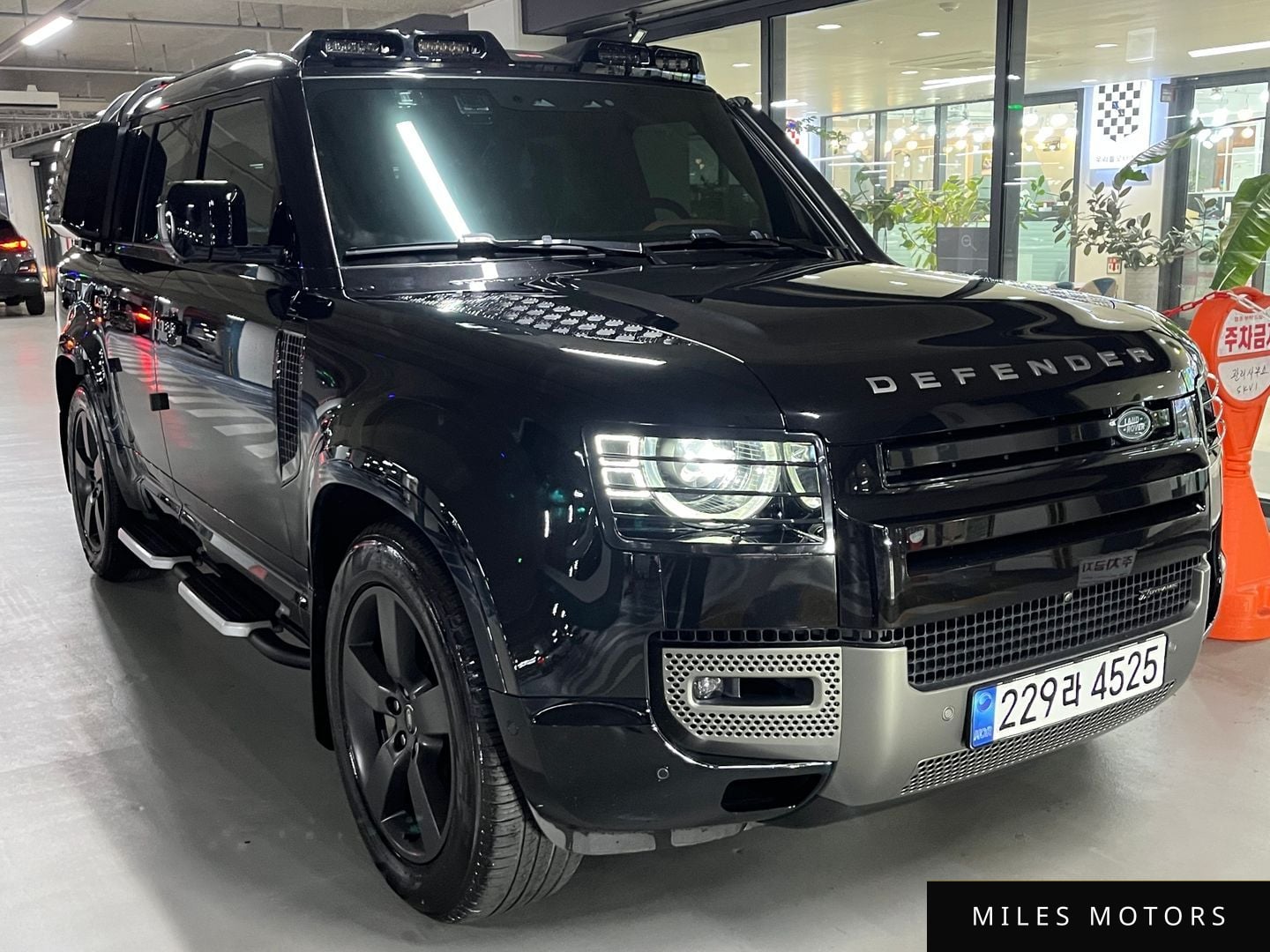 Land Rover Defender 2023 — фото 1 из 12