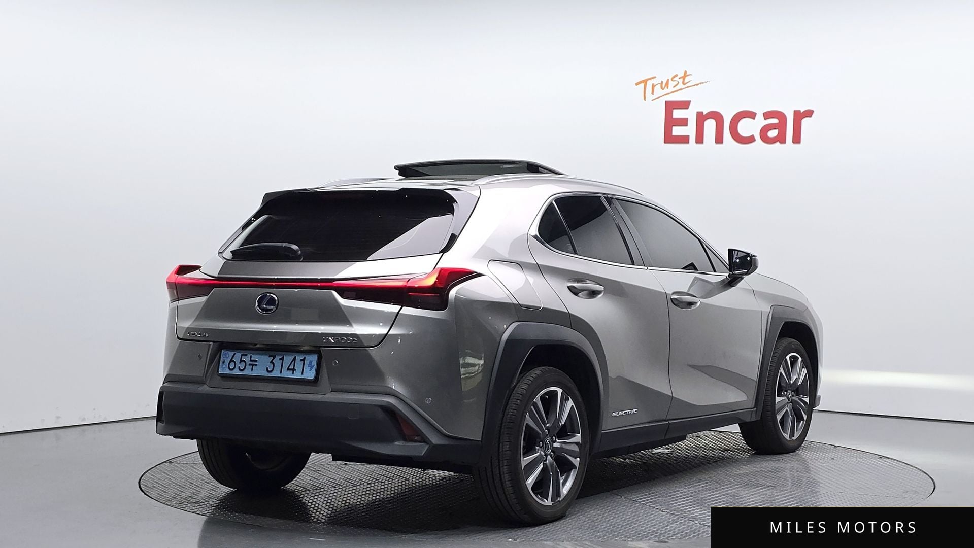 Лексус UX300e 2022 — фото 1 из 12