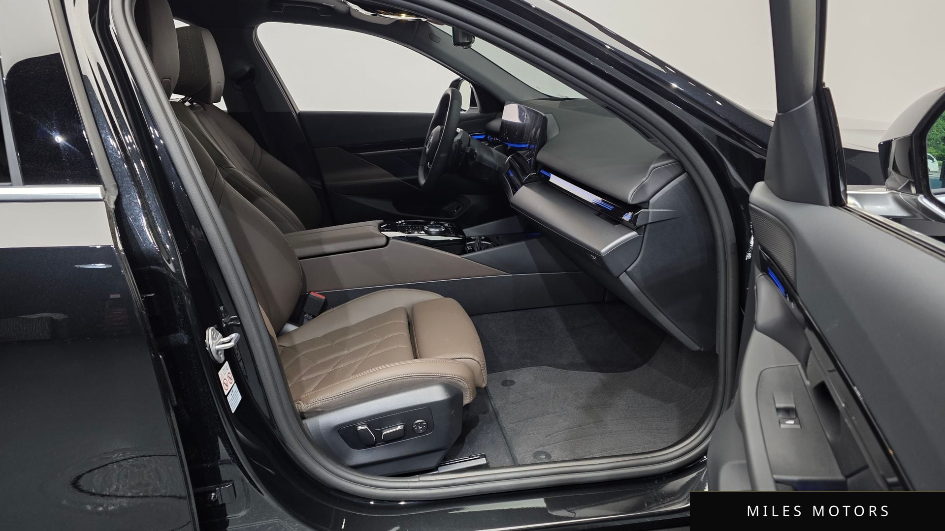BMW 5 Series (G60) 2024 — миниатюра 11