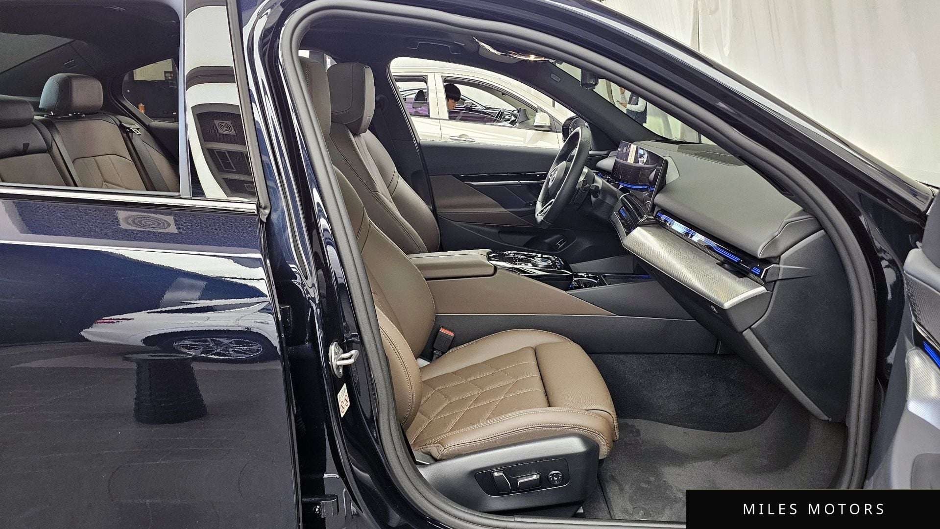 BMW 5 Series (G60) 2024 — миниатюра 11