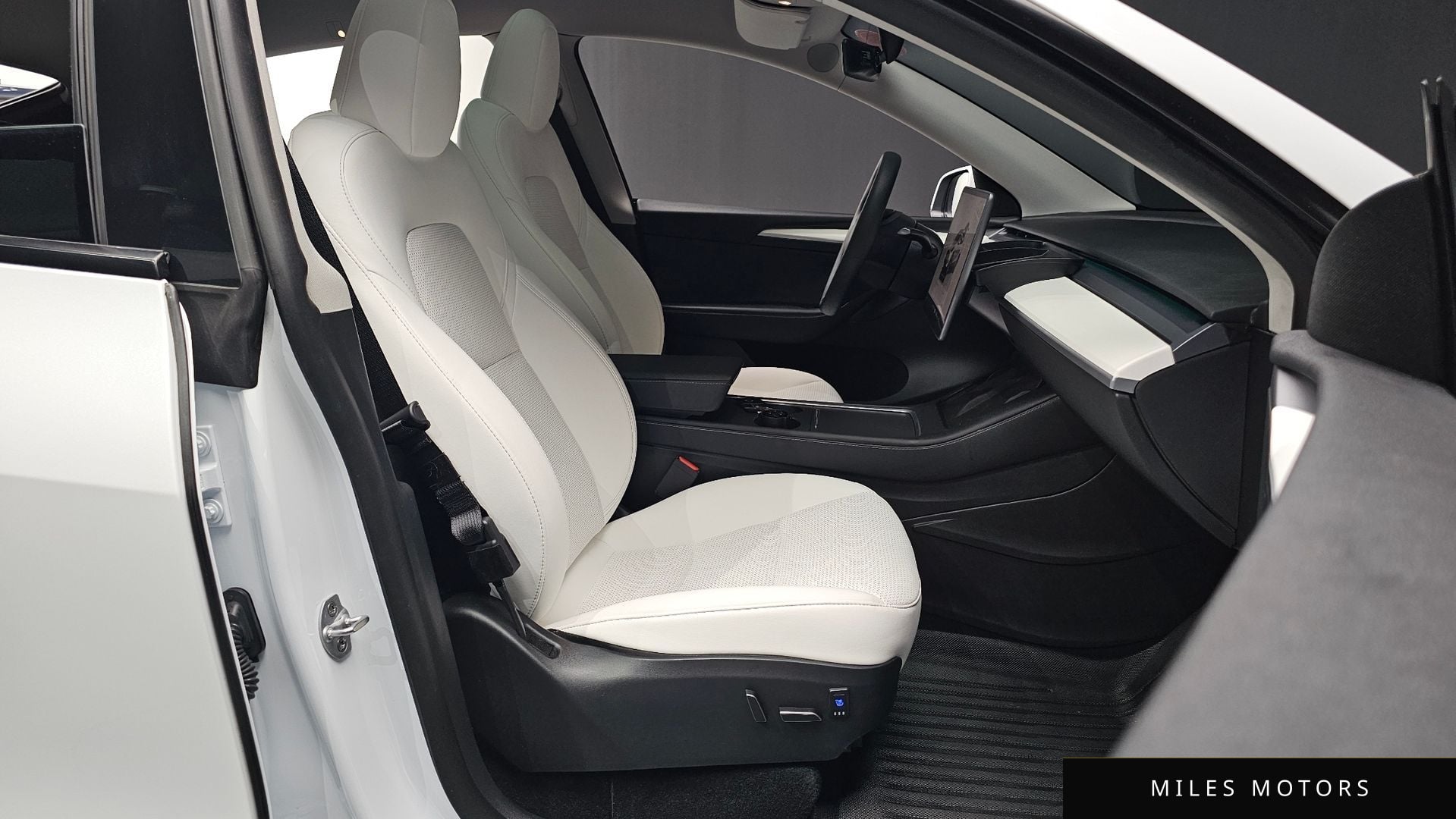 Tesla Model Y 2024 — миниатюра 10