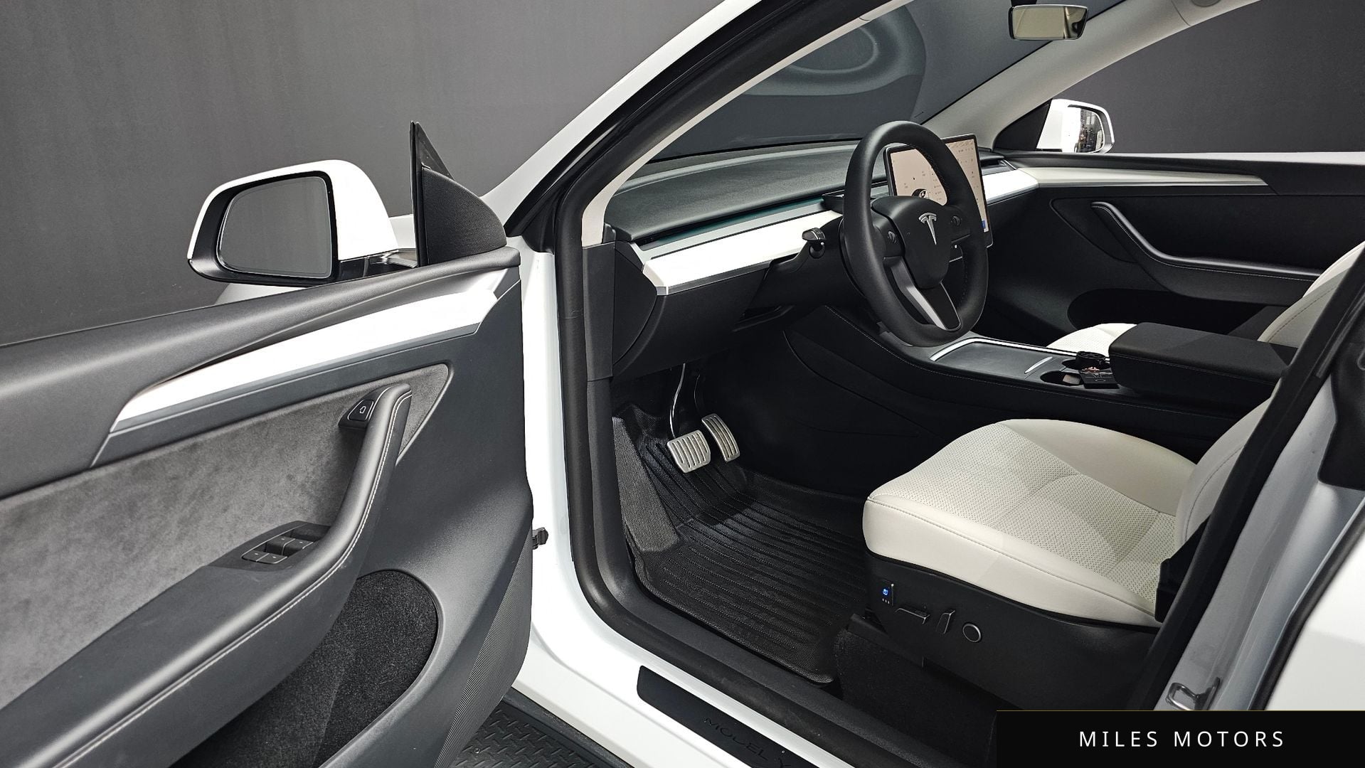 Tesla Model Y 2024 — миниатюра 11