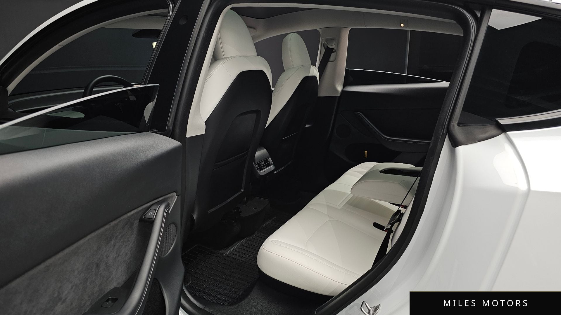 Tesla Model Y 2024 — миниатюра 12