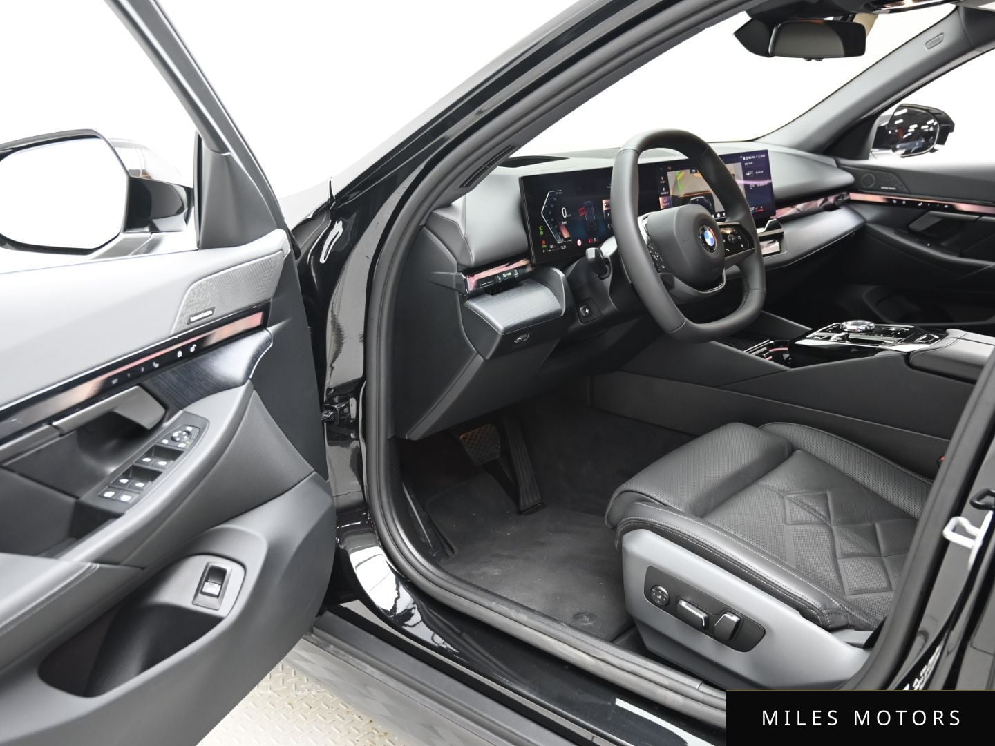 BMW 5 Series (G60) 2025 — миниатюра 11