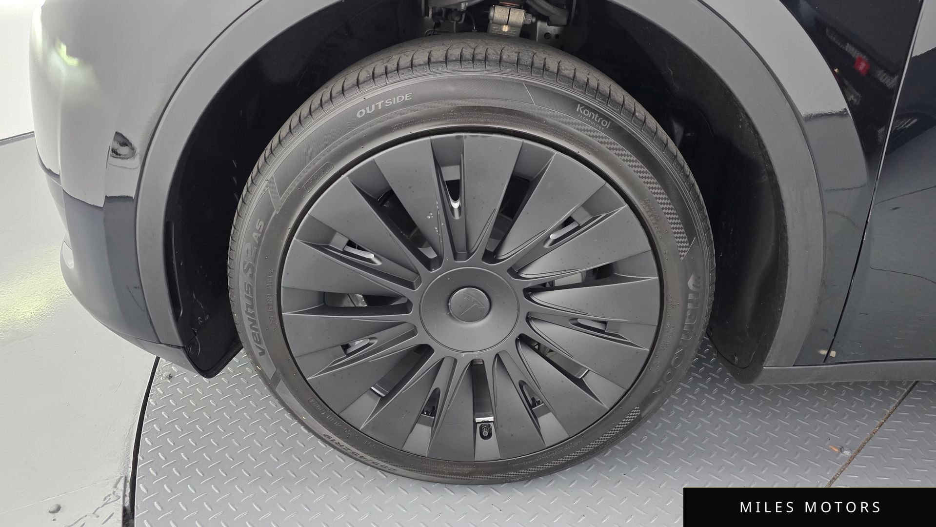 Tesla Model Y 2024 — миниатюра 5