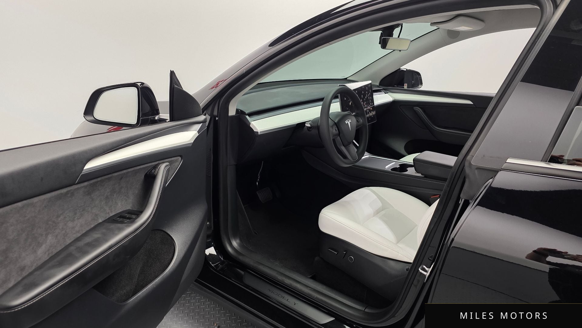 Tesla Model Y 2024 — миниатюра 10