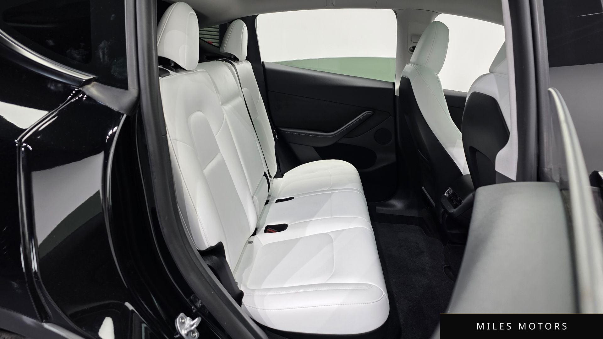 Tesla Model Y 2024 — миниатюра 12