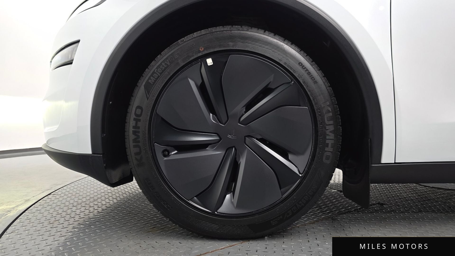 Tesla Model Y 2025 — миниатюра 4