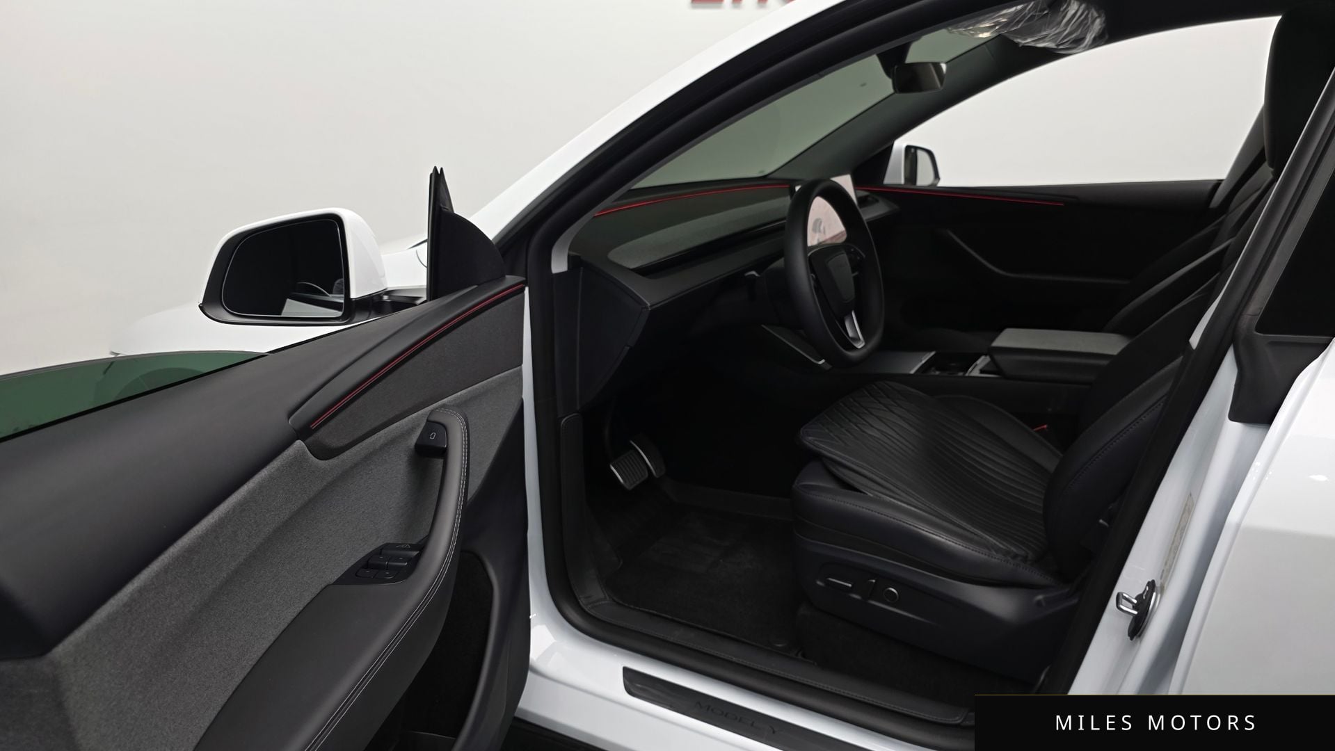 Tesla Model Y 2025 — миниатюра 12