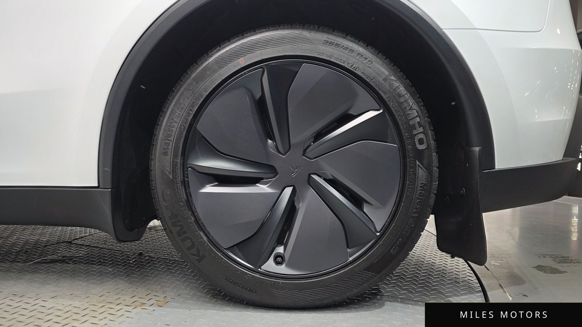 Tesla Model Y 2025 — миниатюра 6
