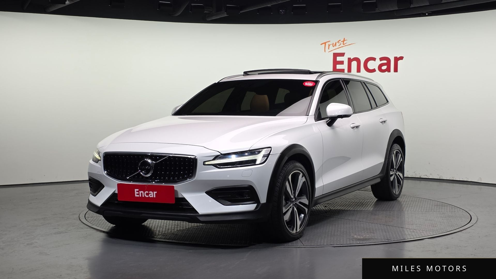 Volvo V60 2021 — фото 1 из 12