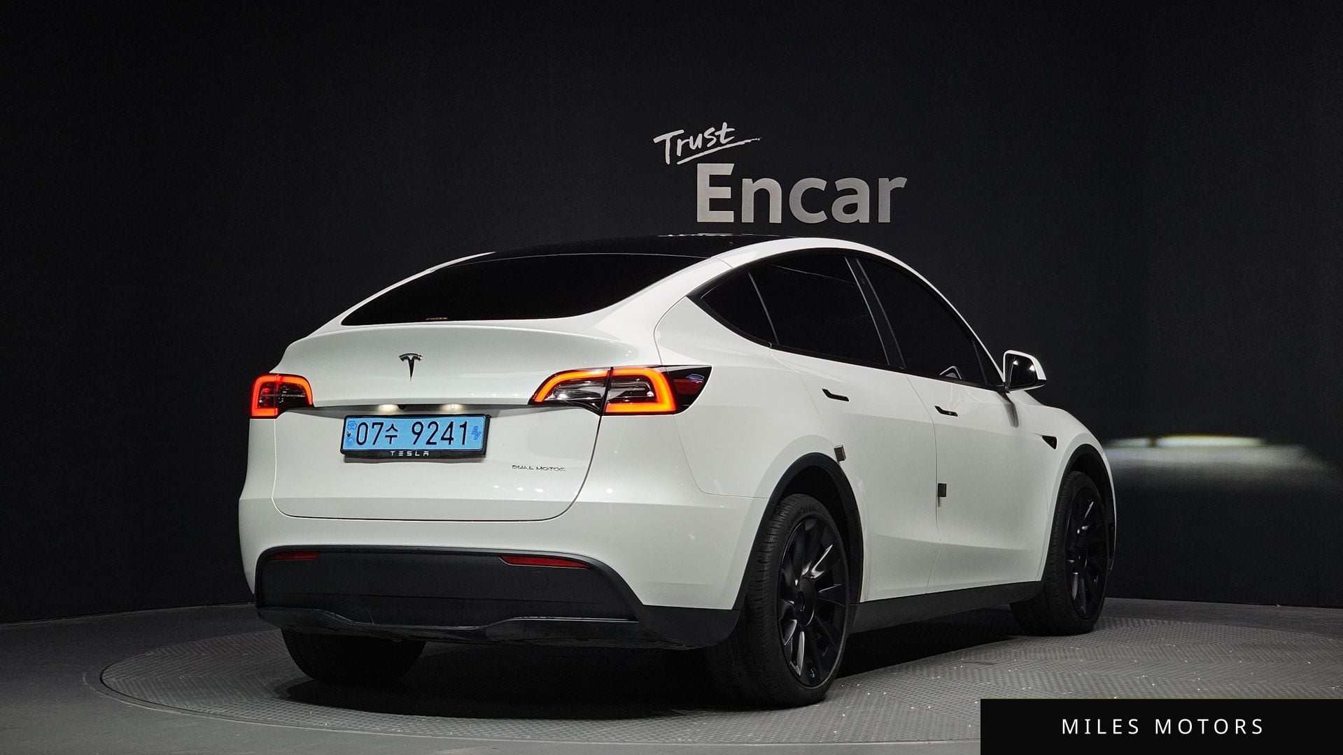 Tesla Model Y 2023 — миниатюра 2