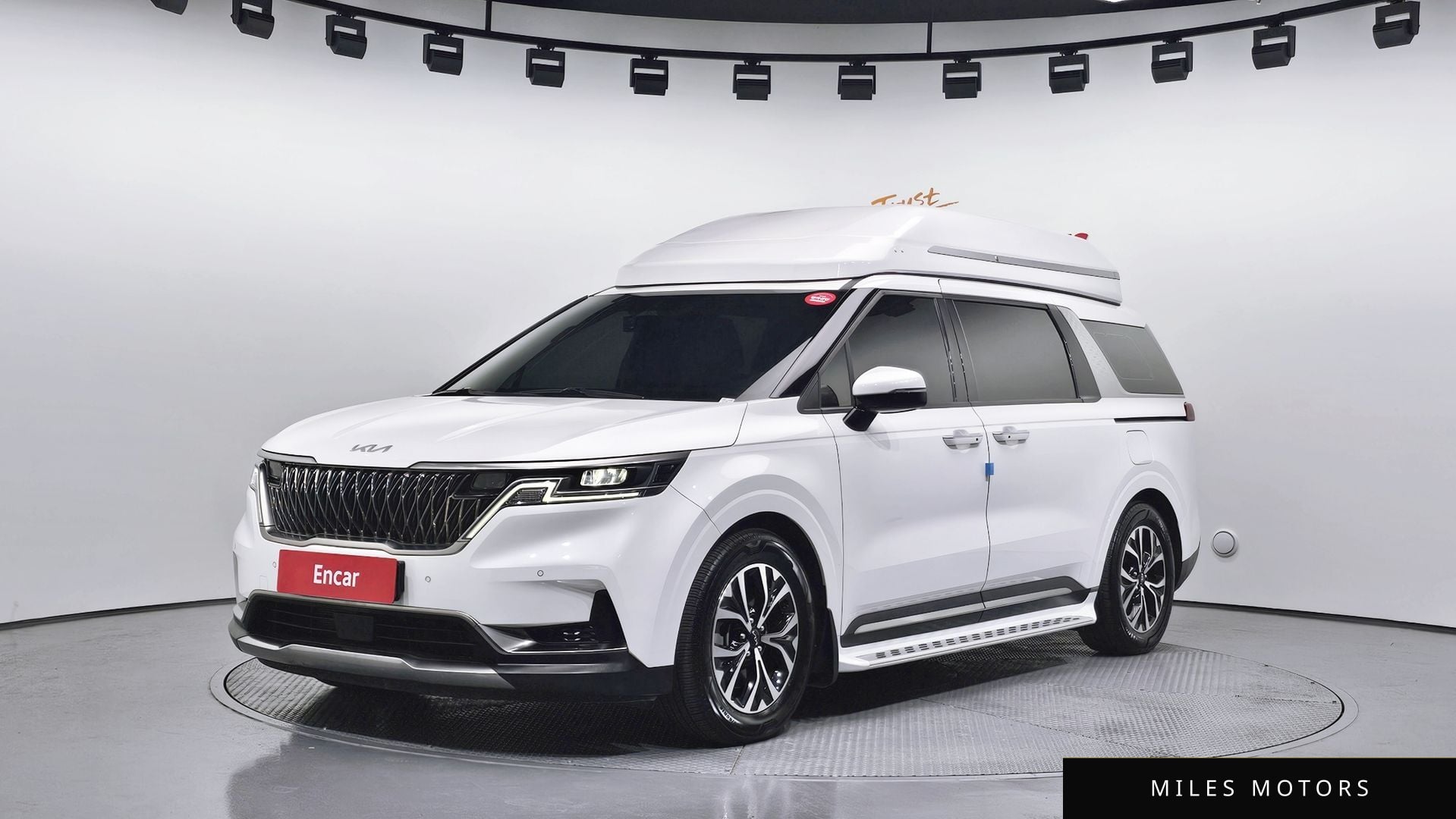 Kia Carnival 2023 — фото 1 из 12