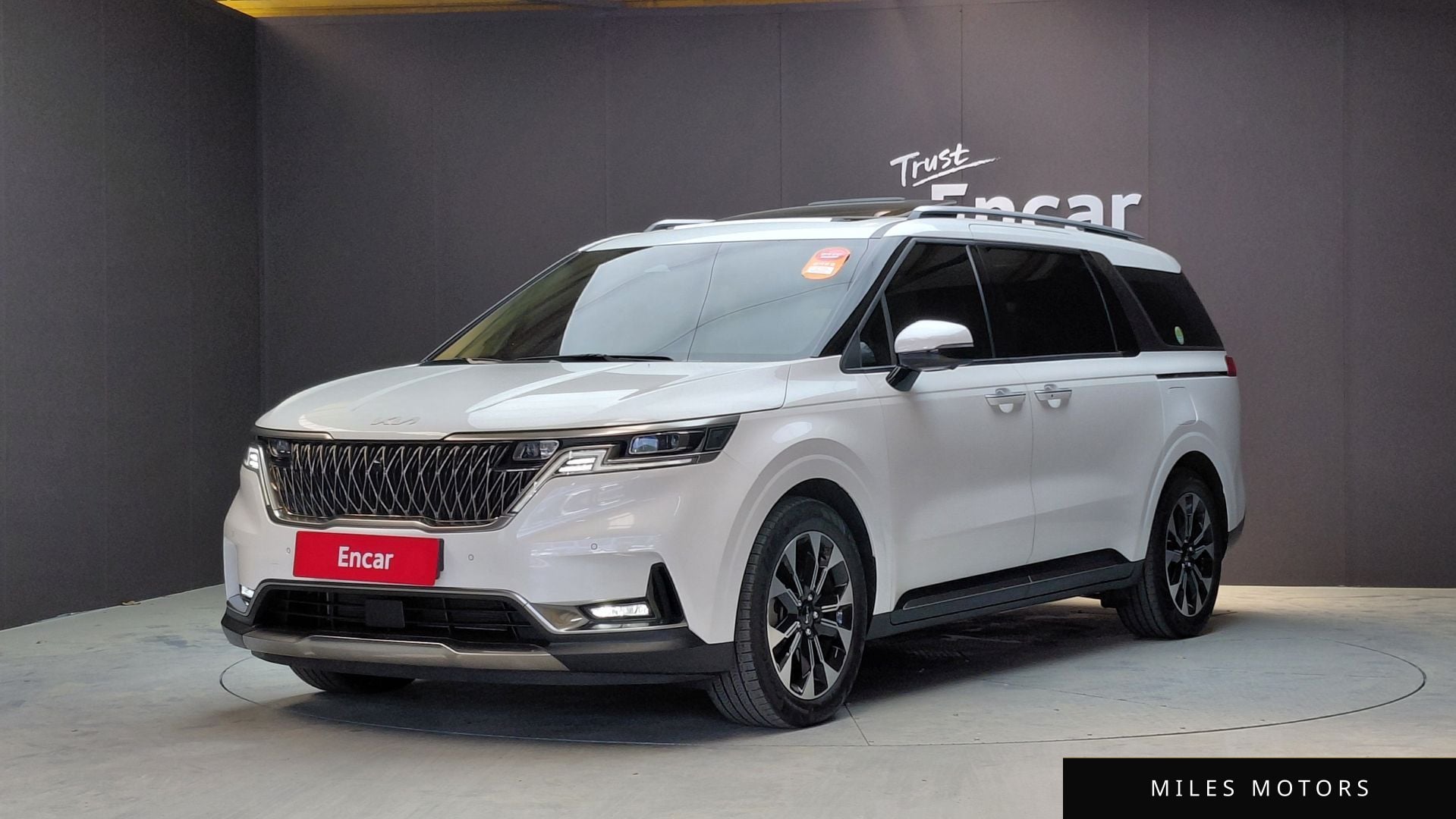 Kia Carnival 2023 — фото 1 из 12