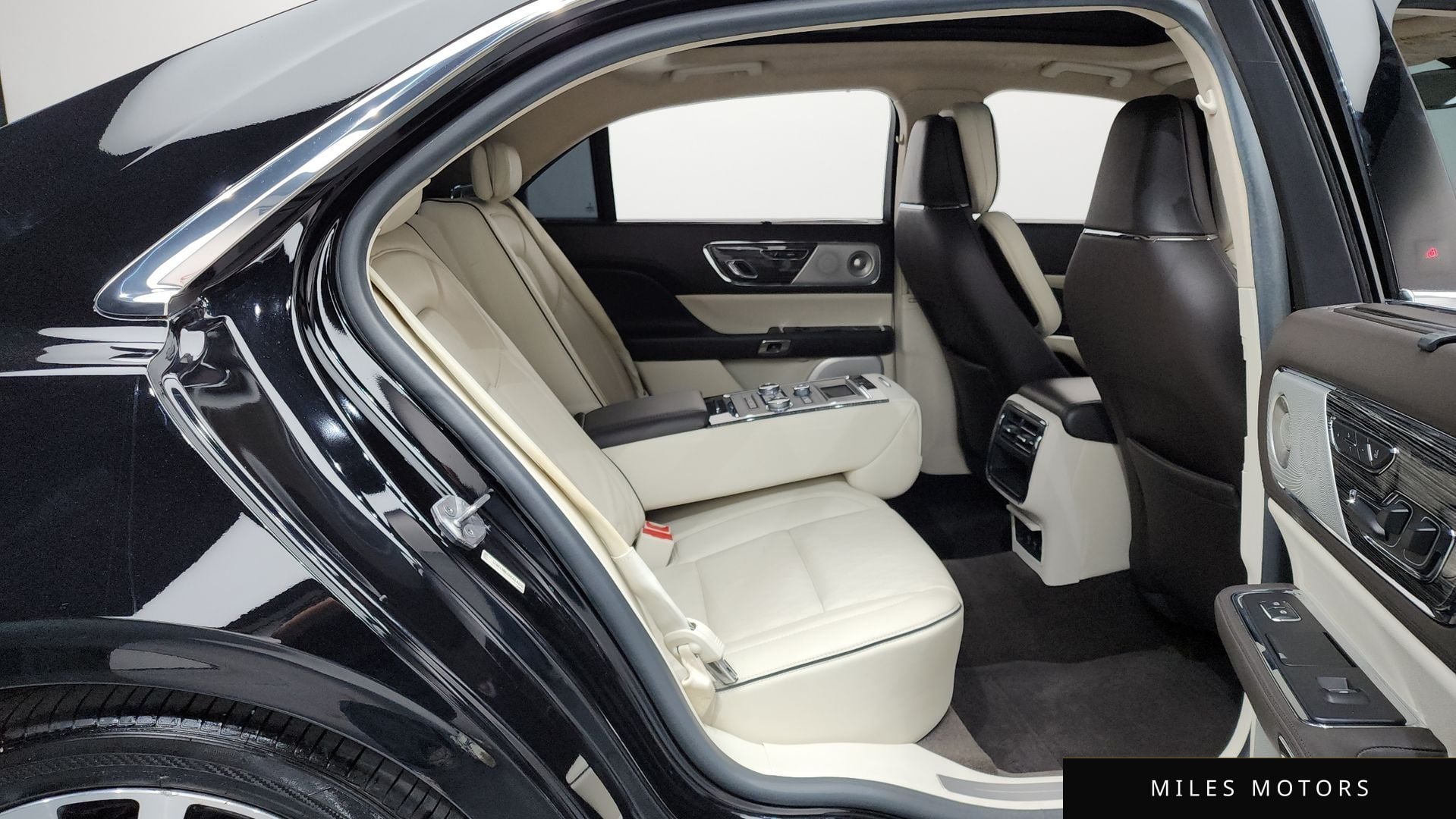 Lincoln Continental 2017 — миниатюра 11