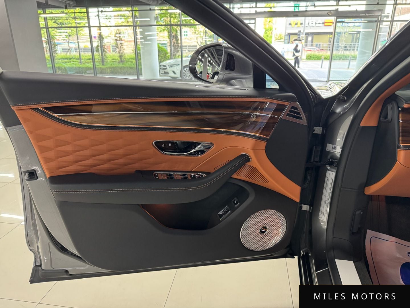 Bentley Flying Spur 2020 — миниатюра 7