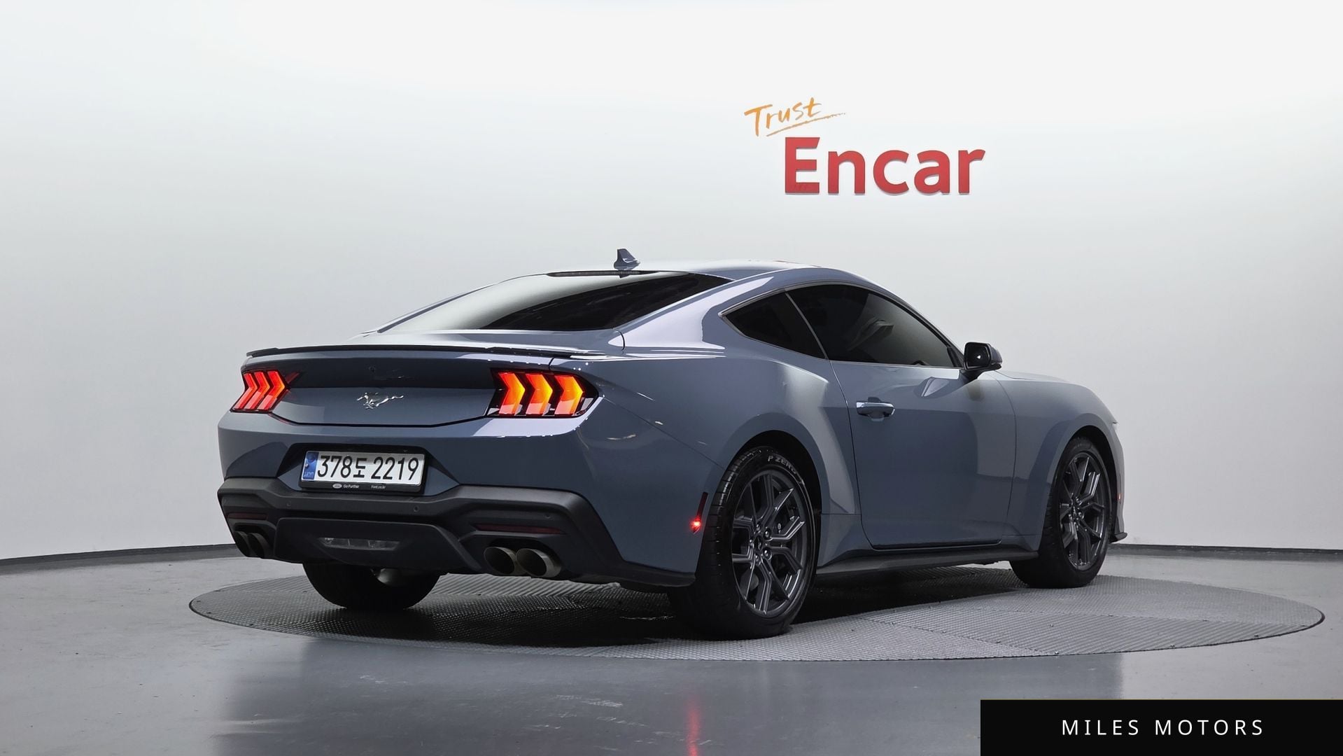 Ford Mustang 2024 — фото 1 из 12