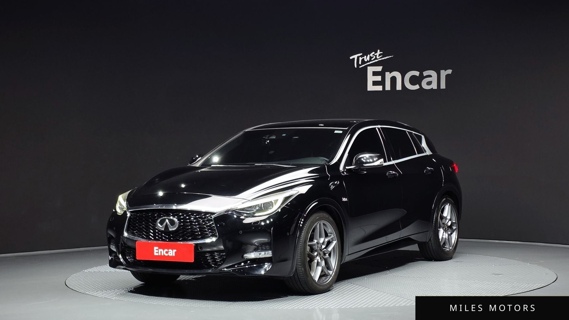 Infiniti Q30 2017 — фото 1 из 12