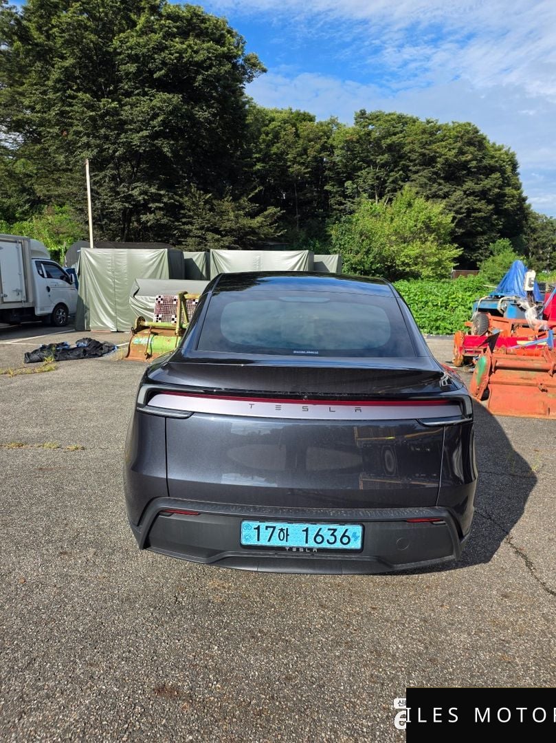 Tesla Model Y 2025 — миниатюра 4