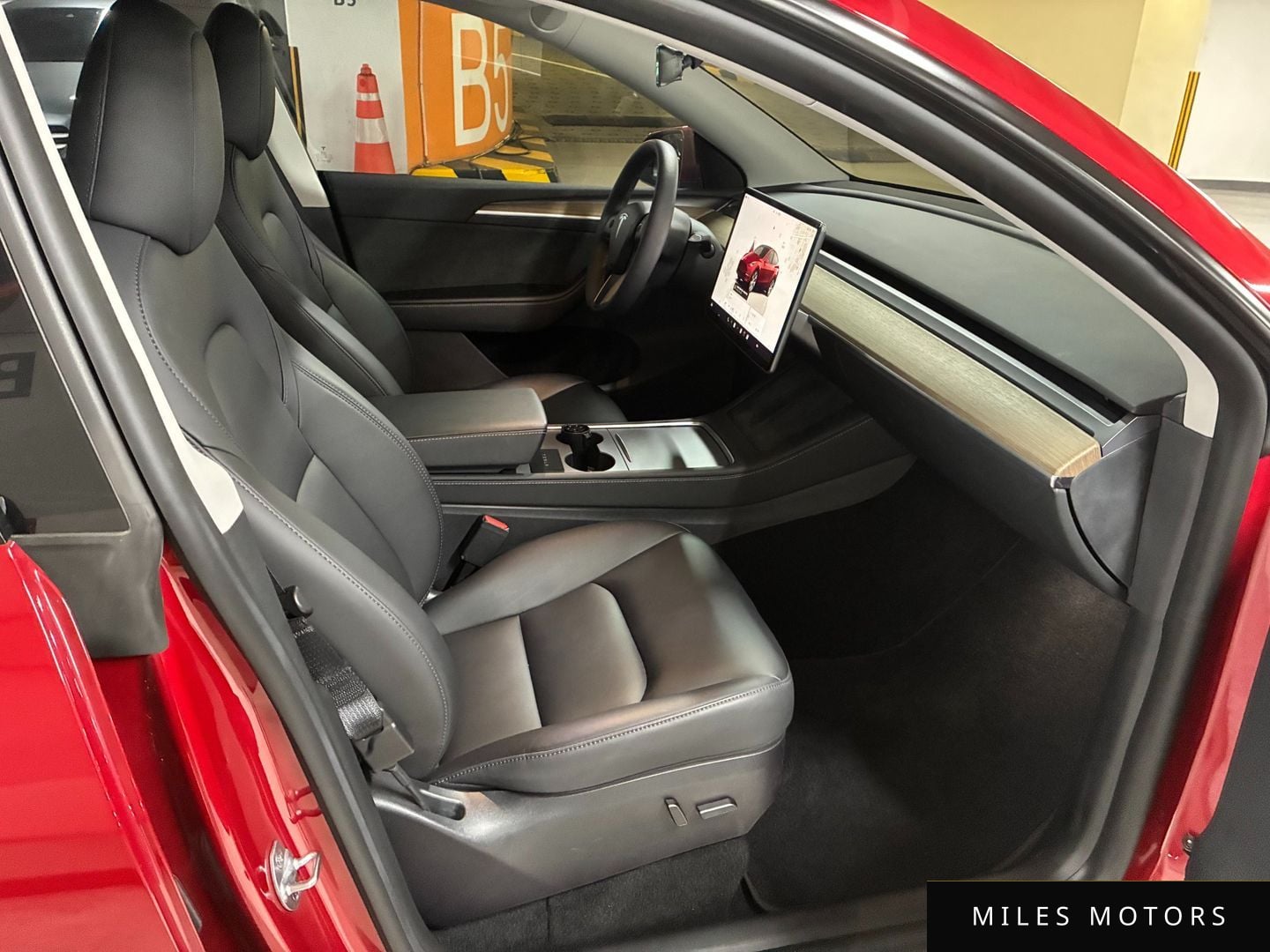 Tesla Model Y 2023 — миниатюра 10