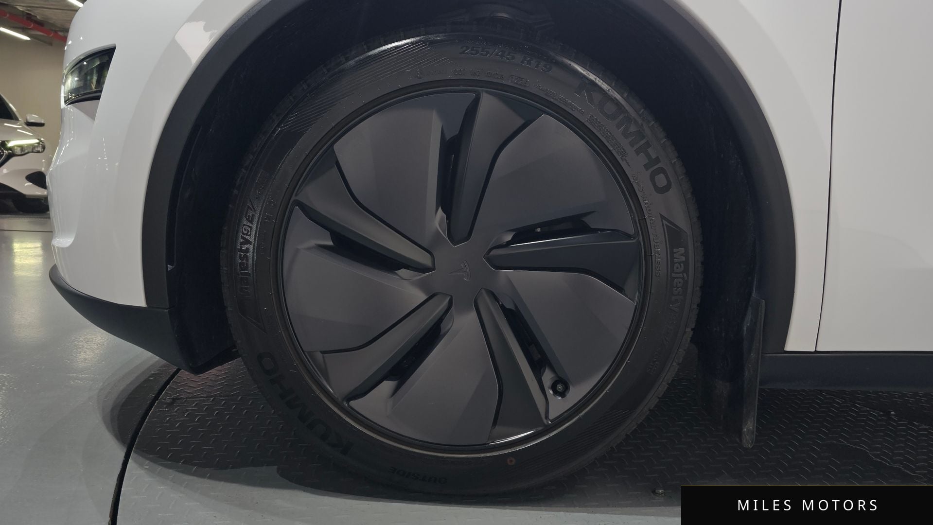 Tesla Model Y 2025 — миниатюра 4