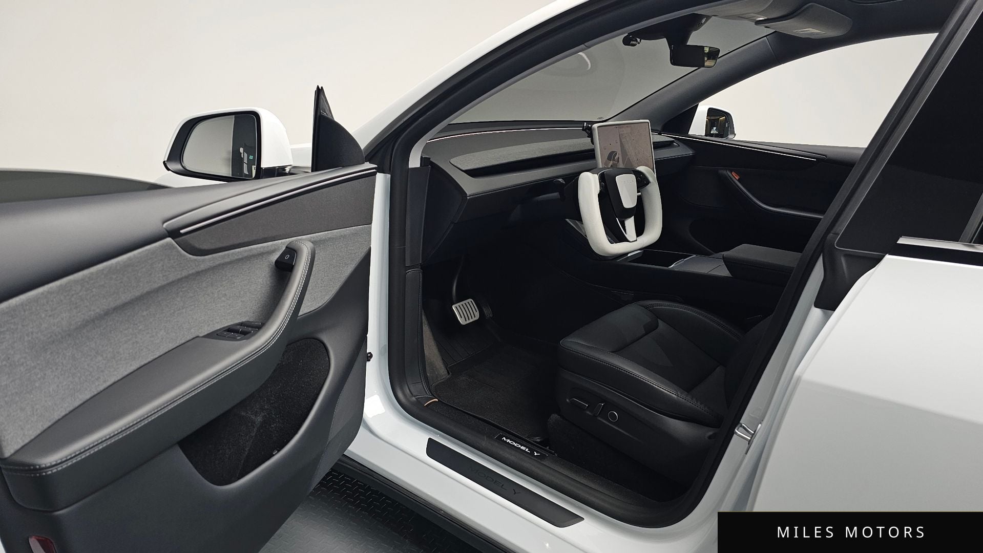 Tesla Model Y 2025 — миниатюра 12