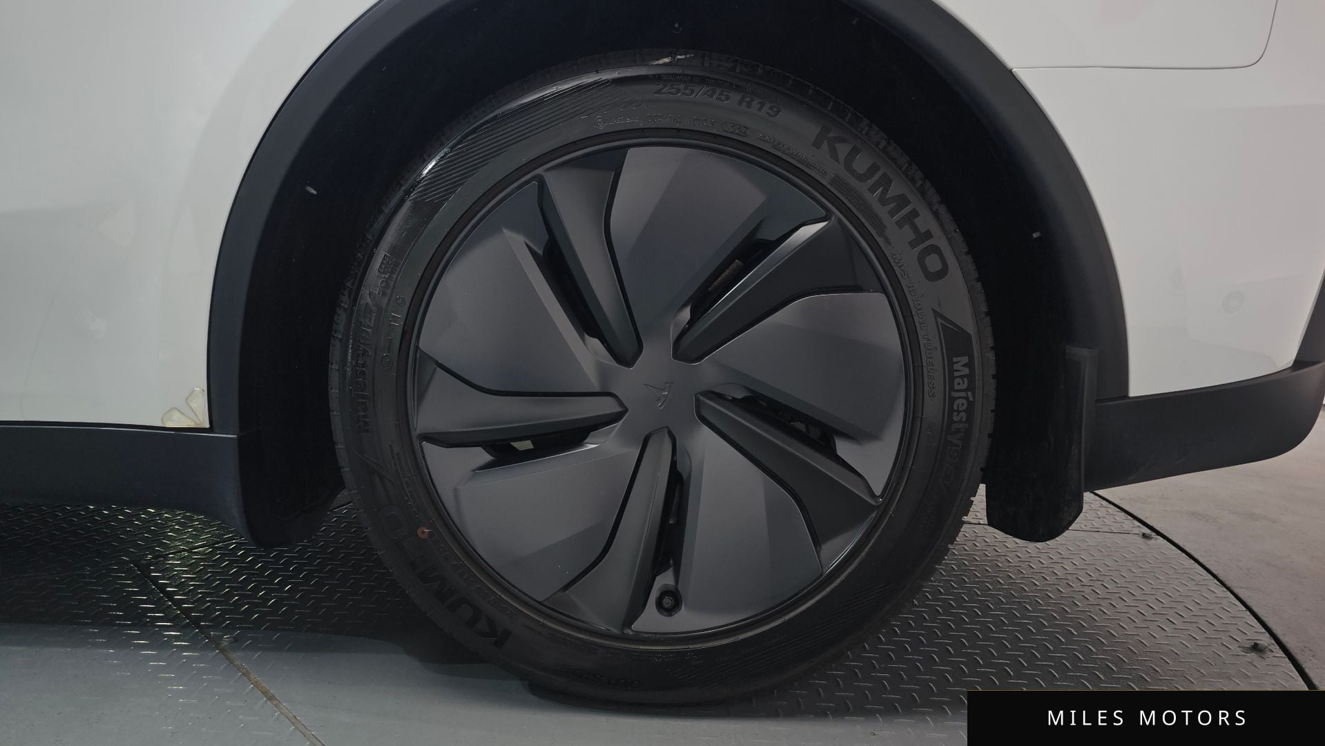 Tesla Model Y 2025 — миниатюра 6
