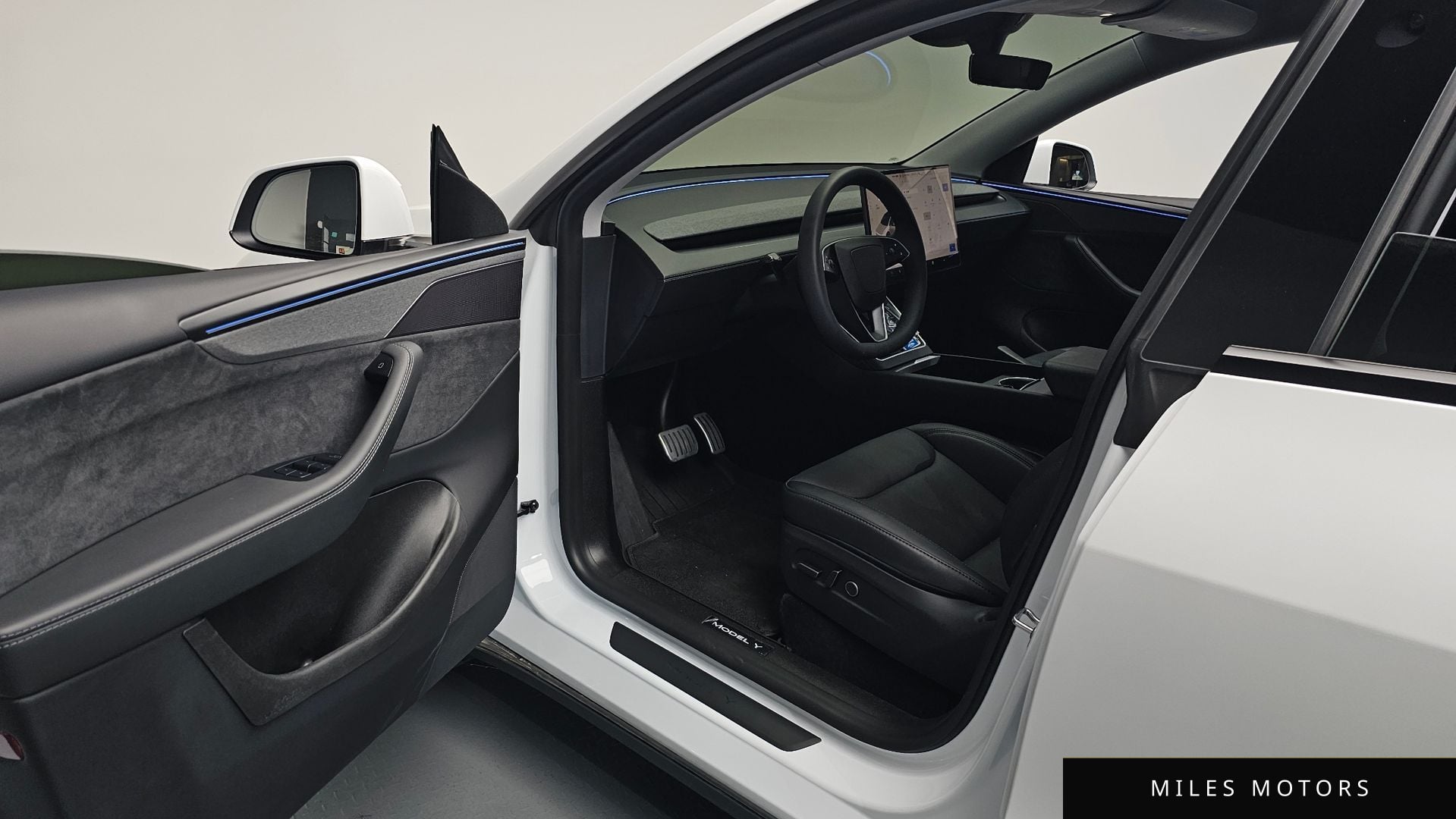 Tesla Model Y 2025 — миниатюра 12