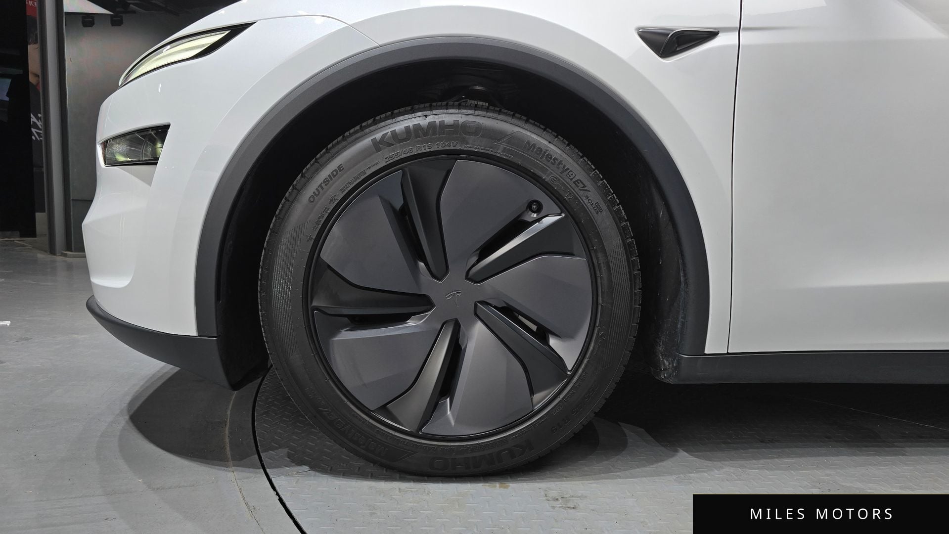 Tesla Model Y 2025 — миниатюра 5