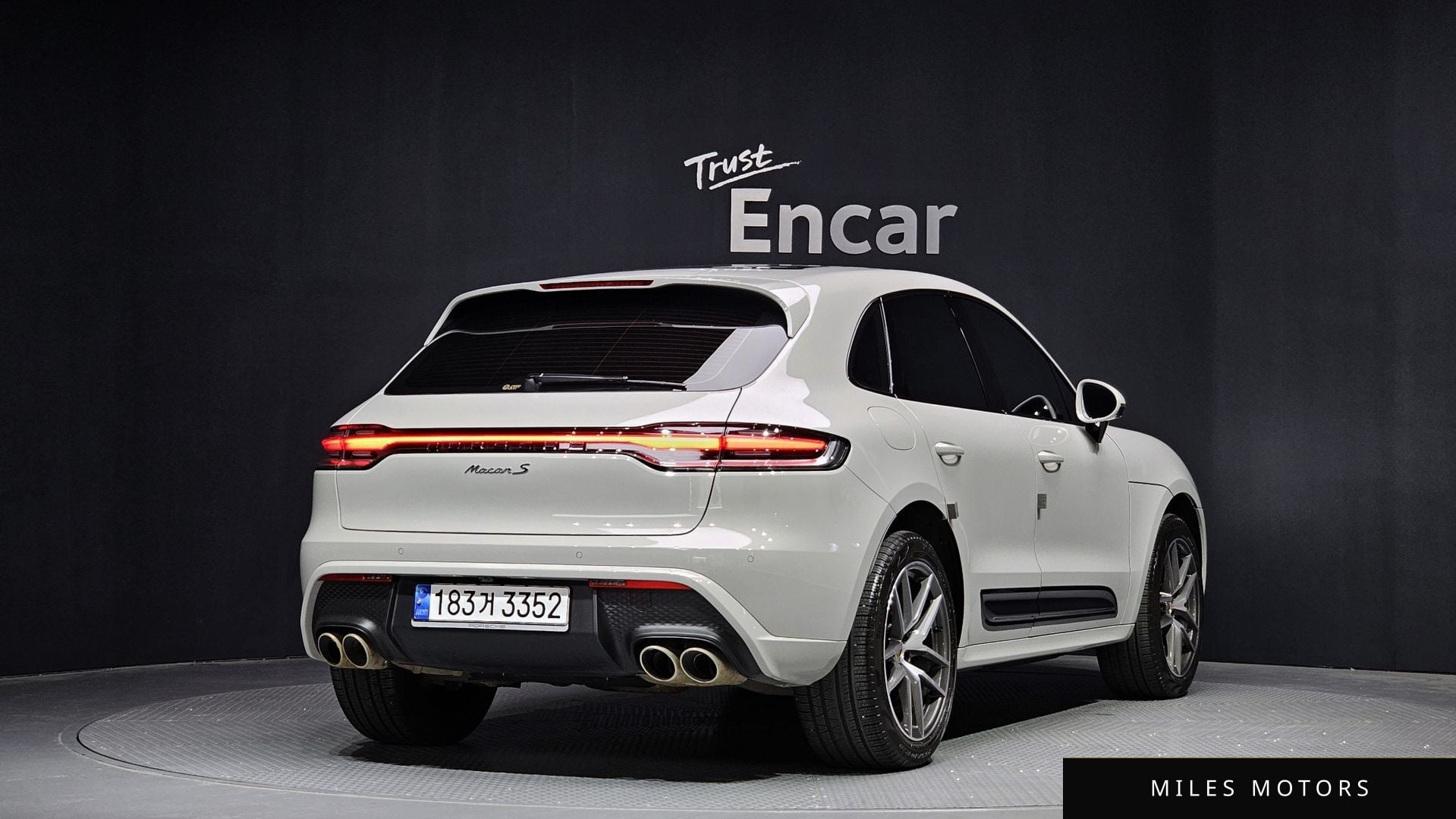 Porsche Macan 2023 — миниатюра 2