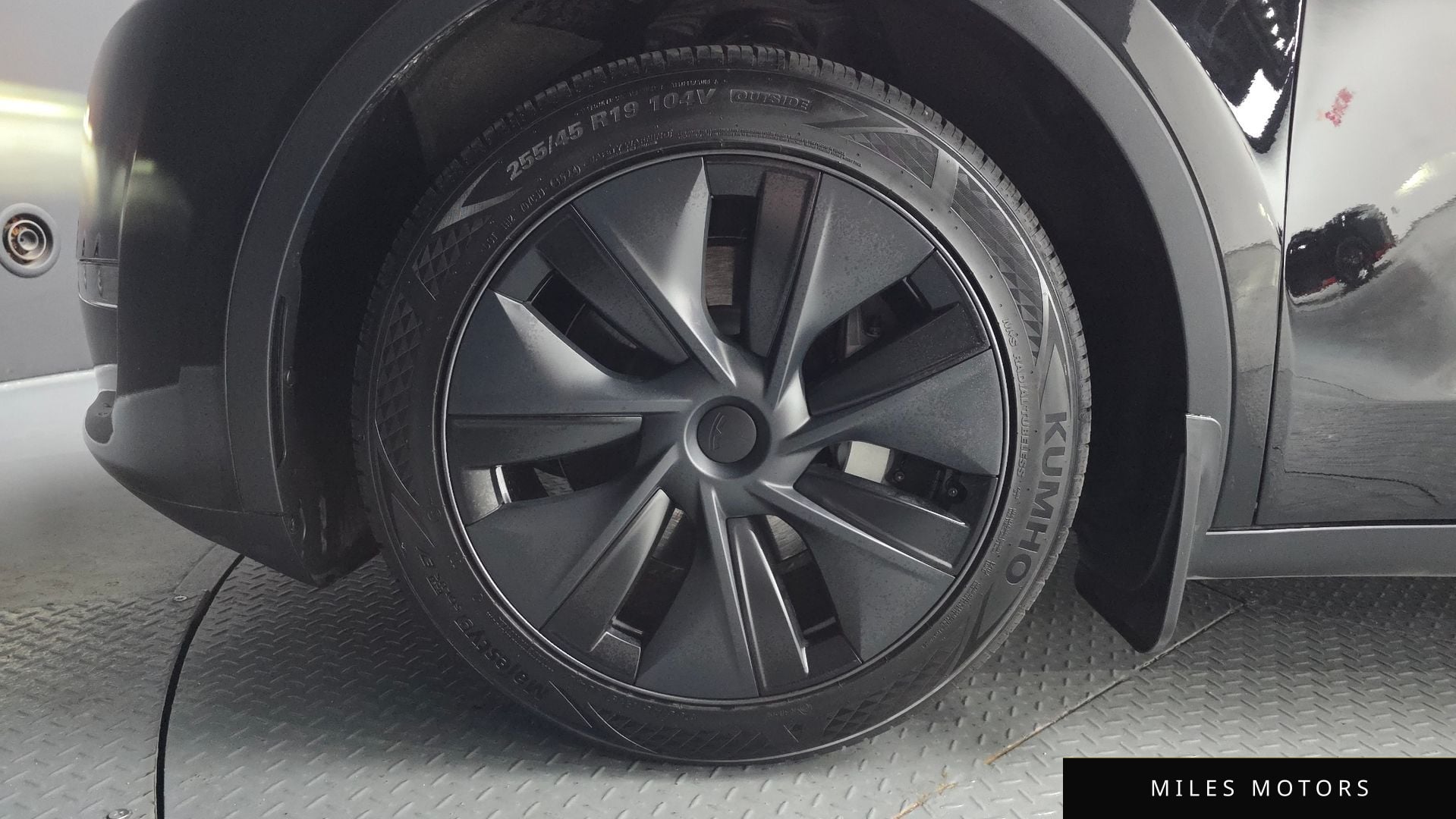 Tesla Model Y 2024 — миниатюра 5