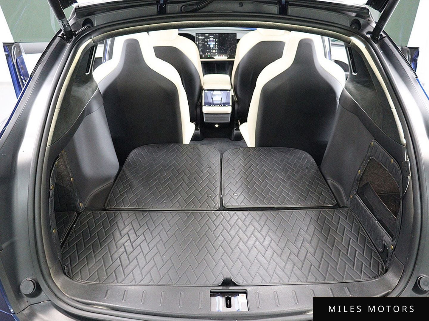 Tesla Model X 2023 — миниатюра 5