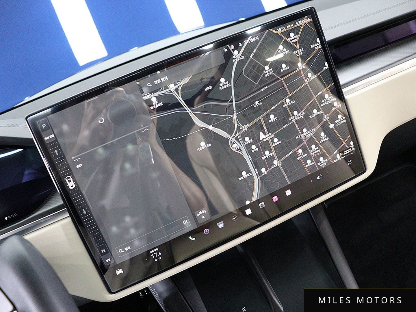 Tesla Model X 2023 — миниатюра 10