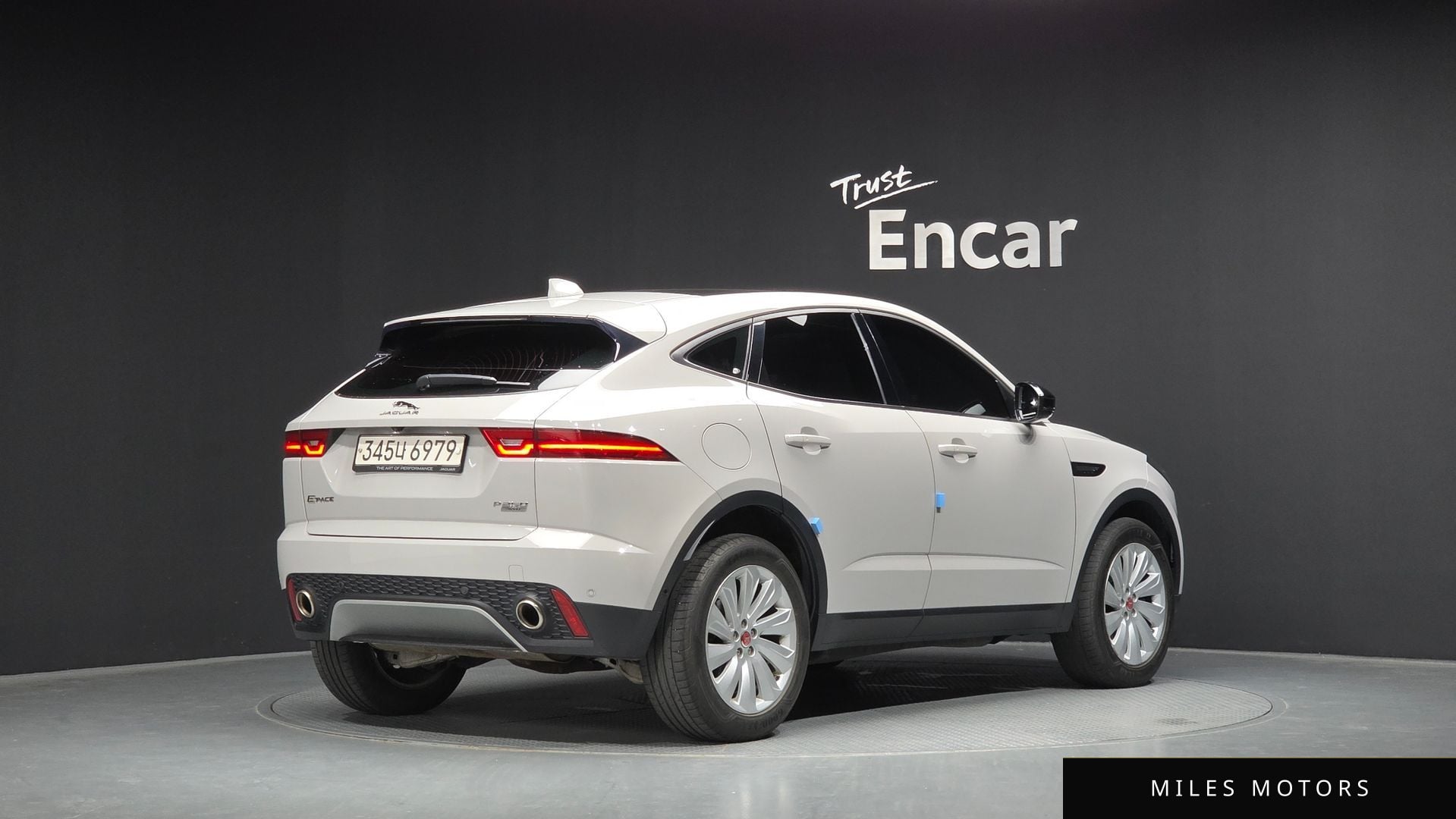 Jaguar E-PACE 2018 — миниатюра 2