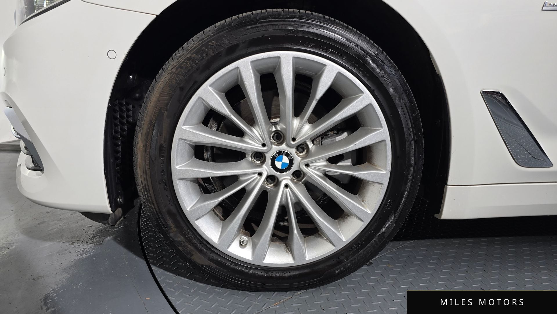 BMW 5 Series (G30) 2018 — миниатюра 5