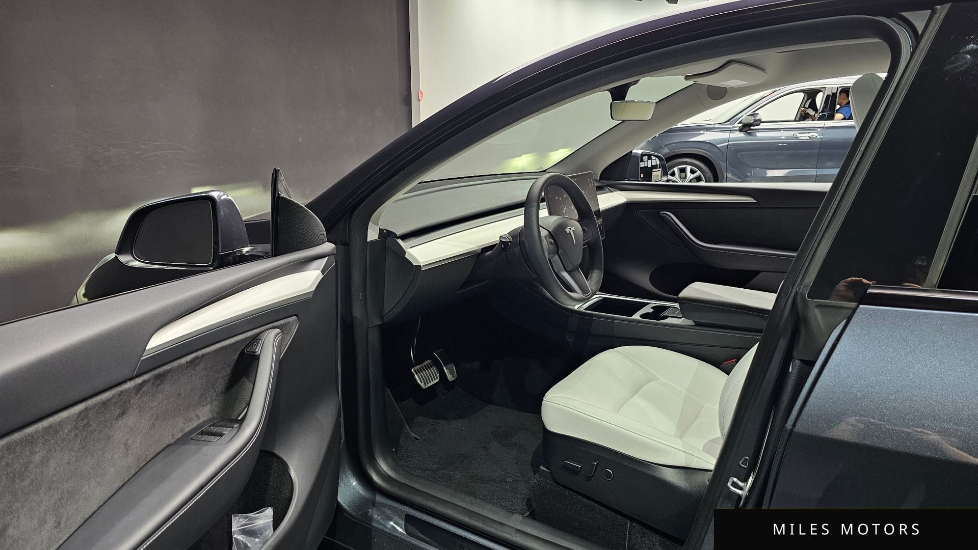 Tesla Model Y 2024 — миниатюра 10