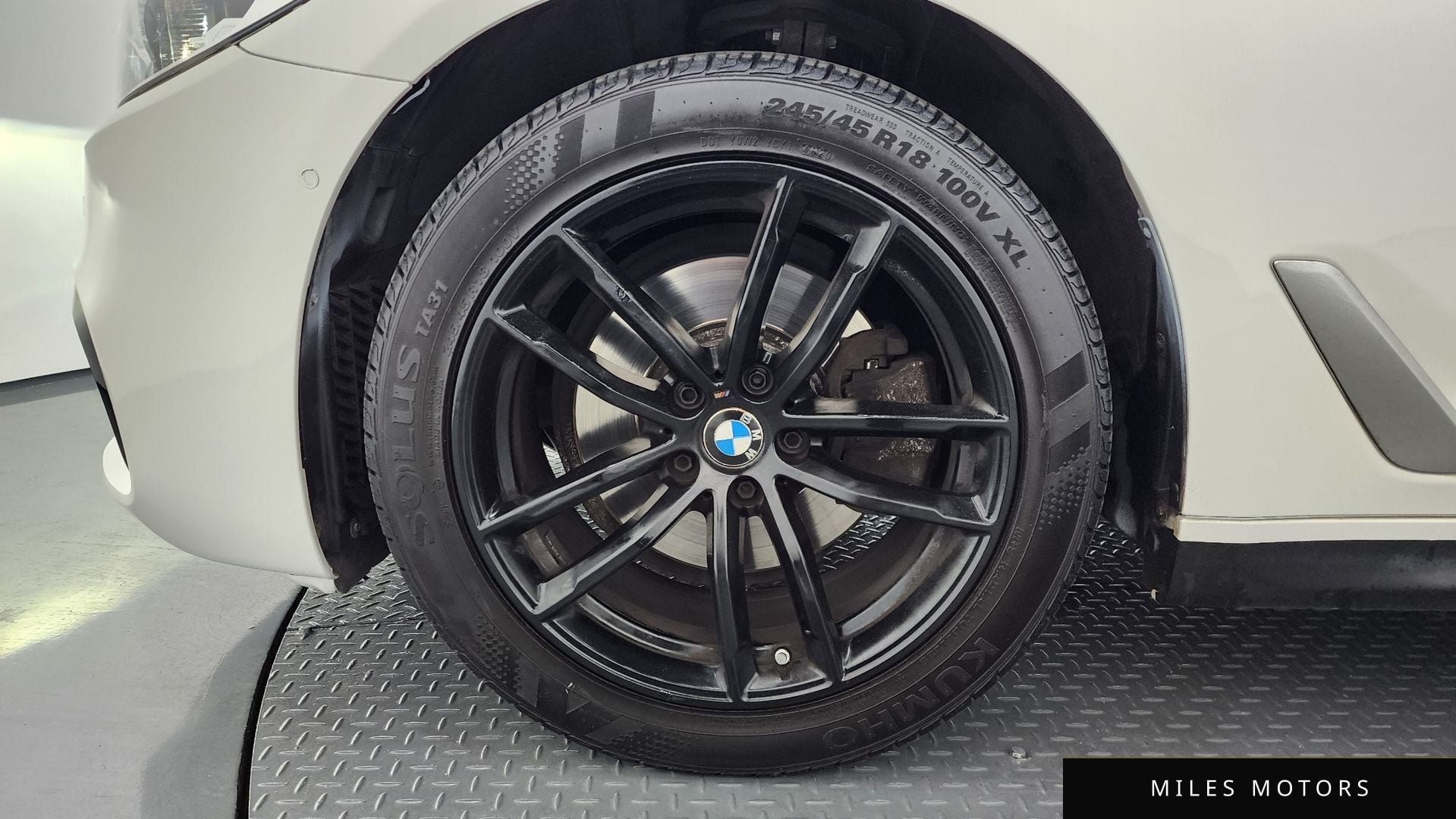 BMW 5 Series (G30) 2018 — миниатюра 5