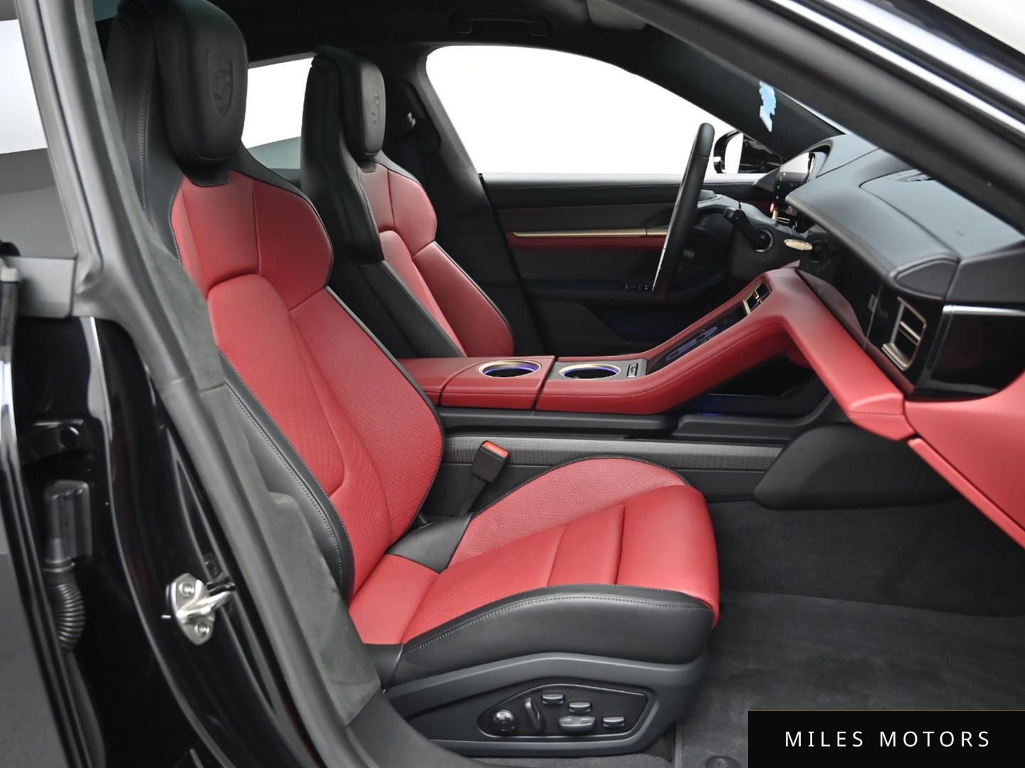 Porsche Taycan 2025 — миниатюра 10