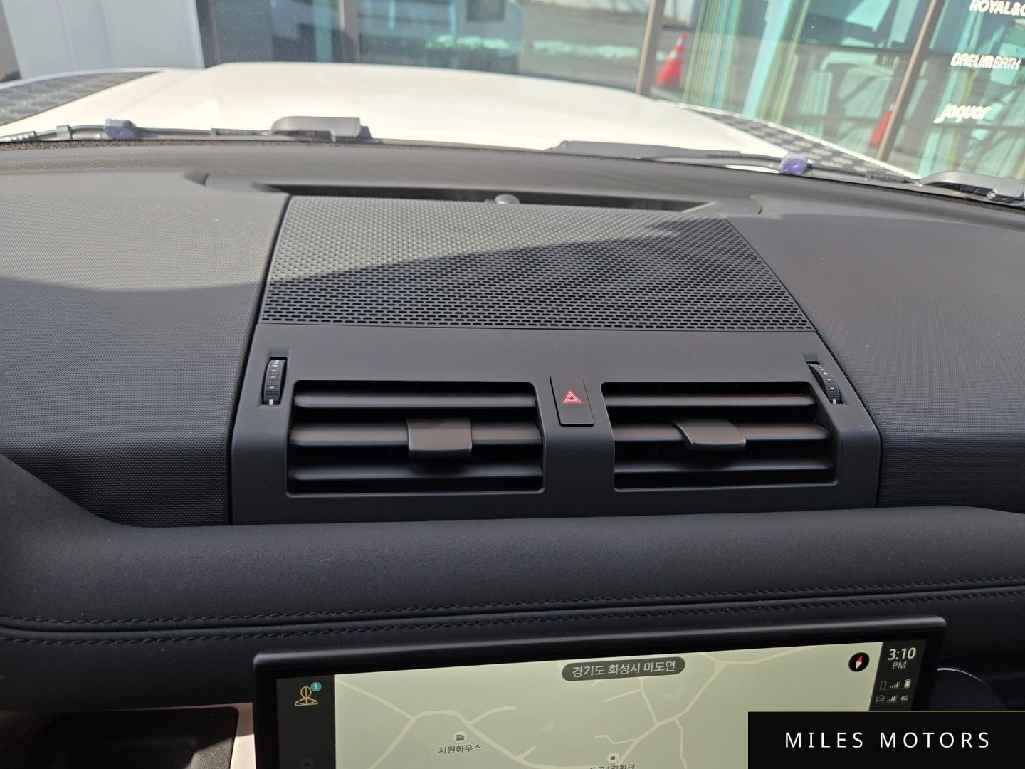 Land Rover Defender 2023 — миниатюра 10