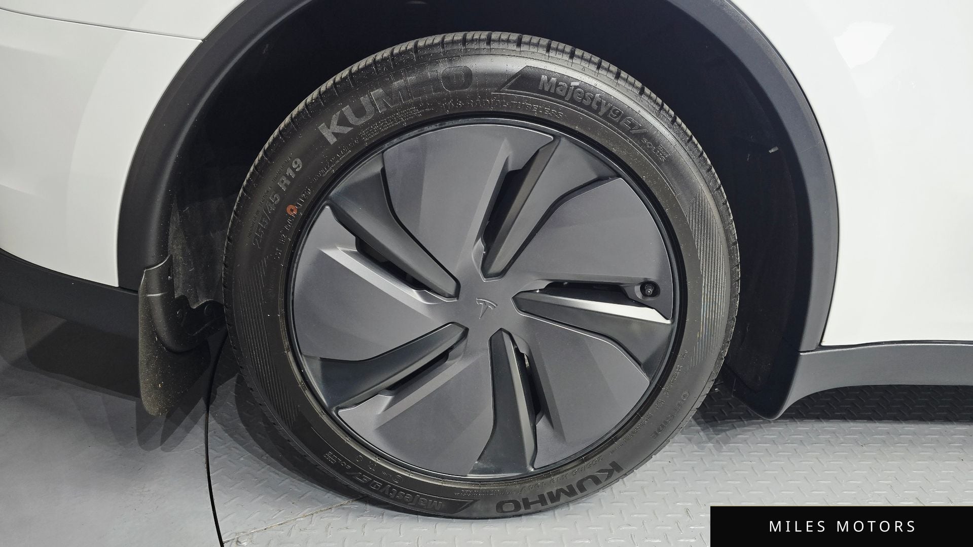 Tesla Model Y 2025 — миниатюра 5