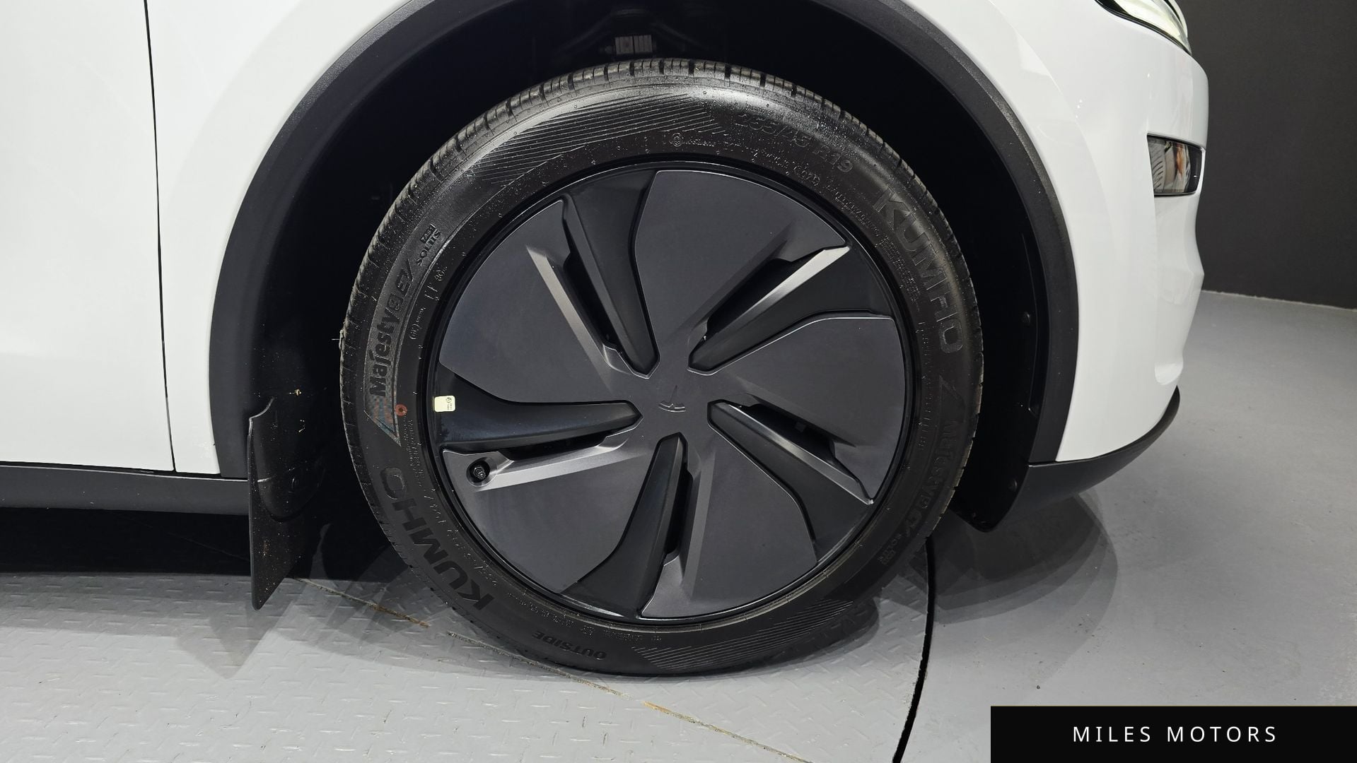 Tesla Model Y 2025 — миниатюра 7