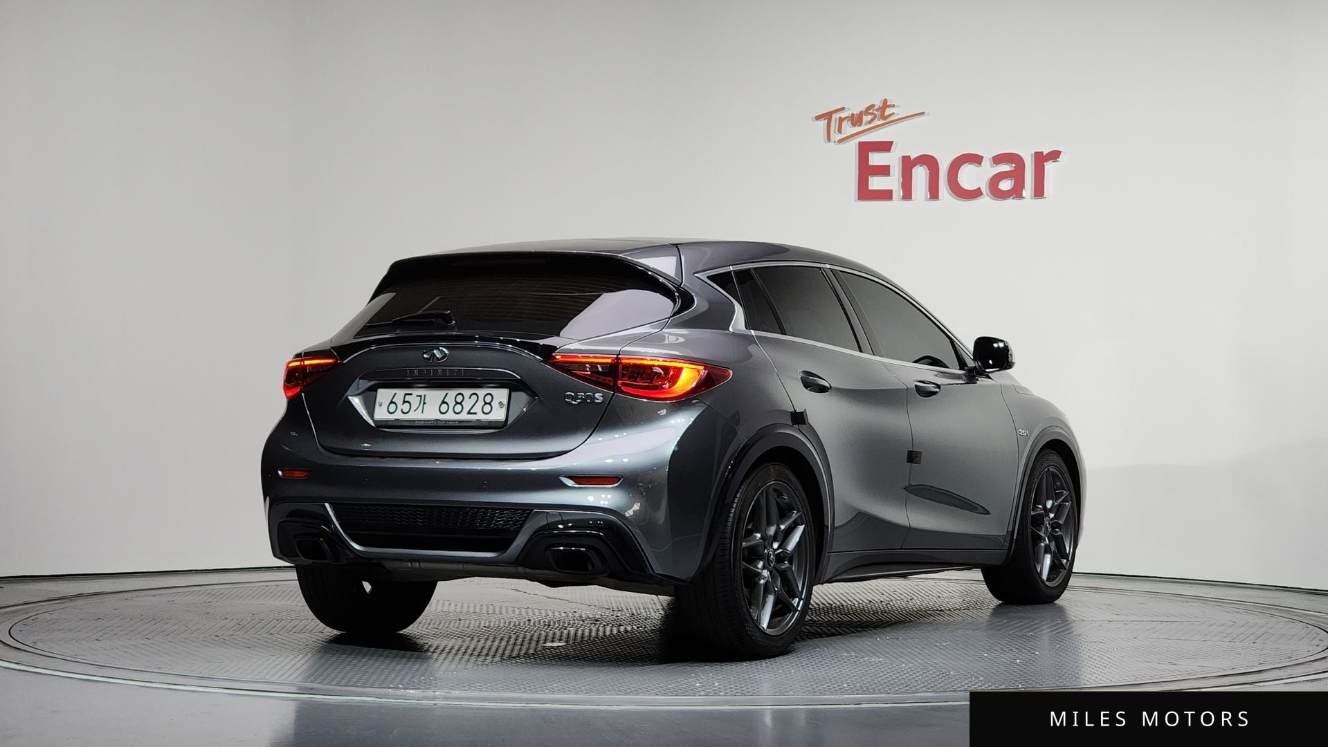 Infiniti Q30 2018 — фото 1 из 12