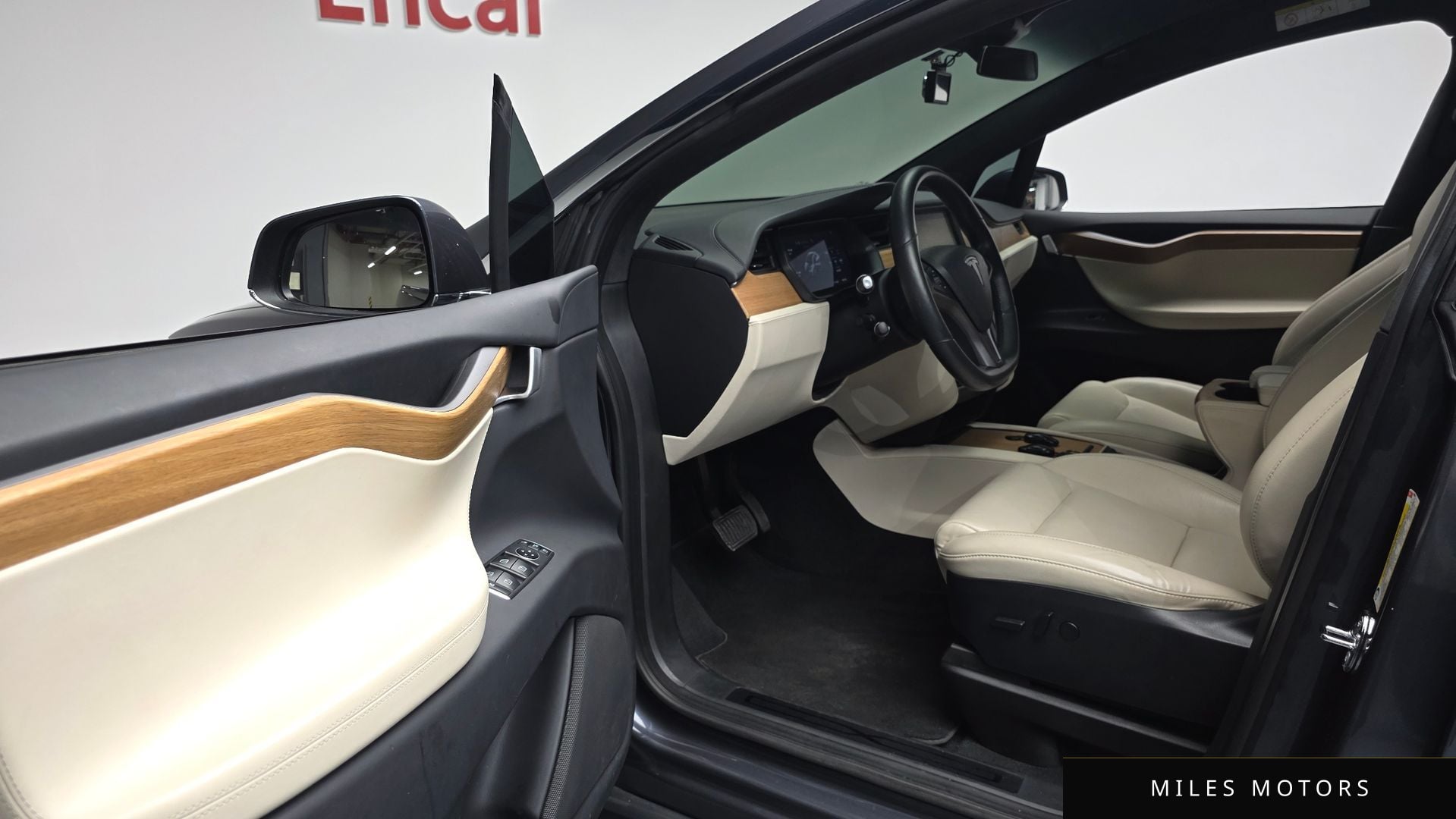 Tesla Model X 2020 — миниатюра 12