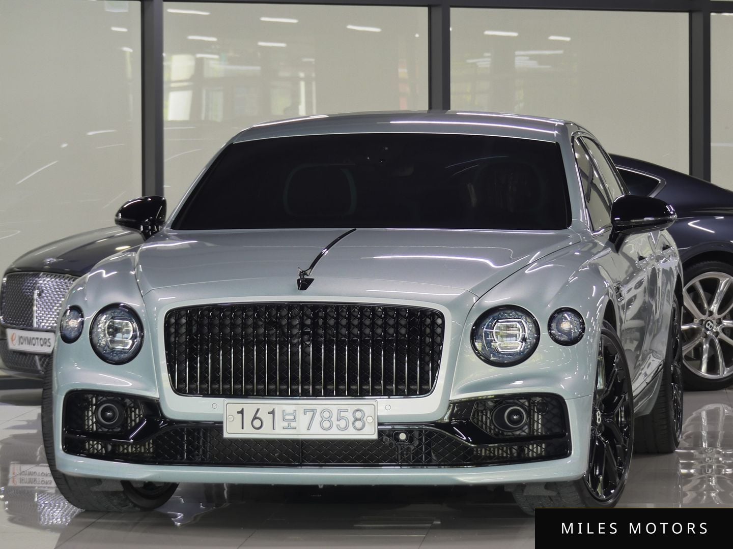Bentley Flying Spur 2023 — фото 1 из 12