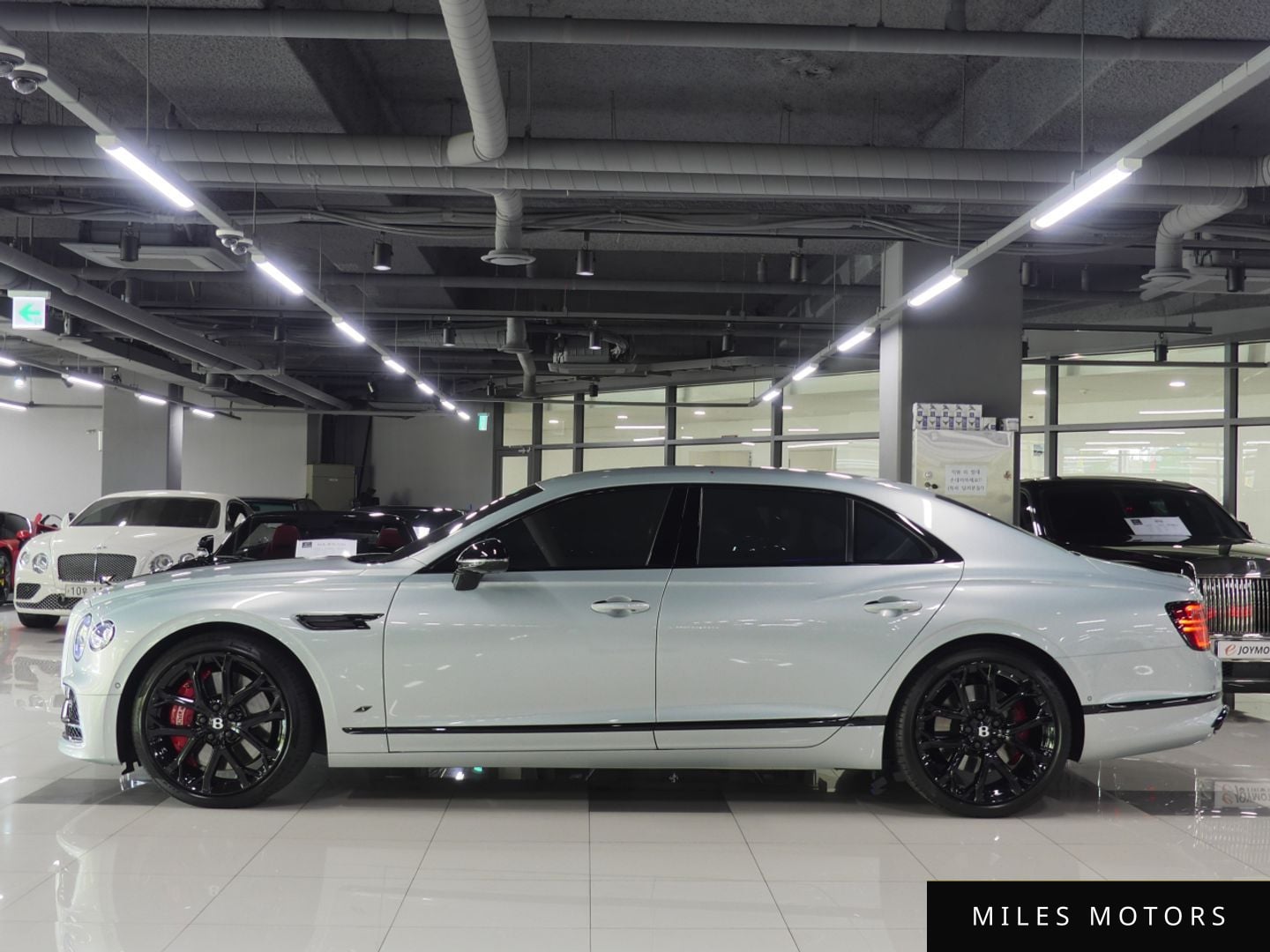 Bentley Flying Spur 2023 — миниатюра 2