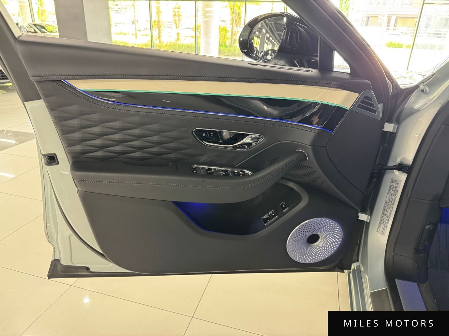 Bentley Flying Spur 2023 — миниатюра 7