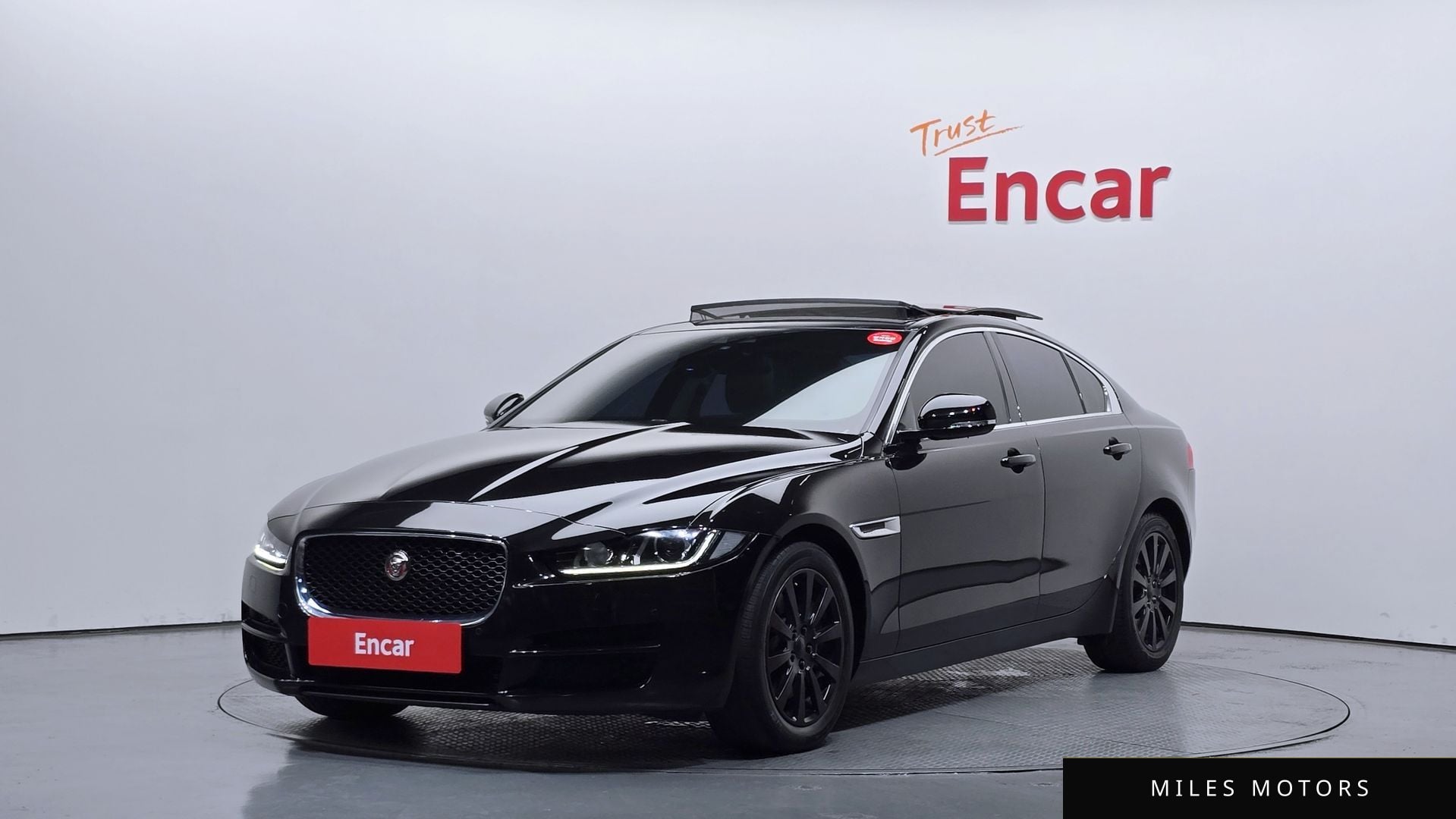 Jaguar XE 2016 — фото 1 из 12