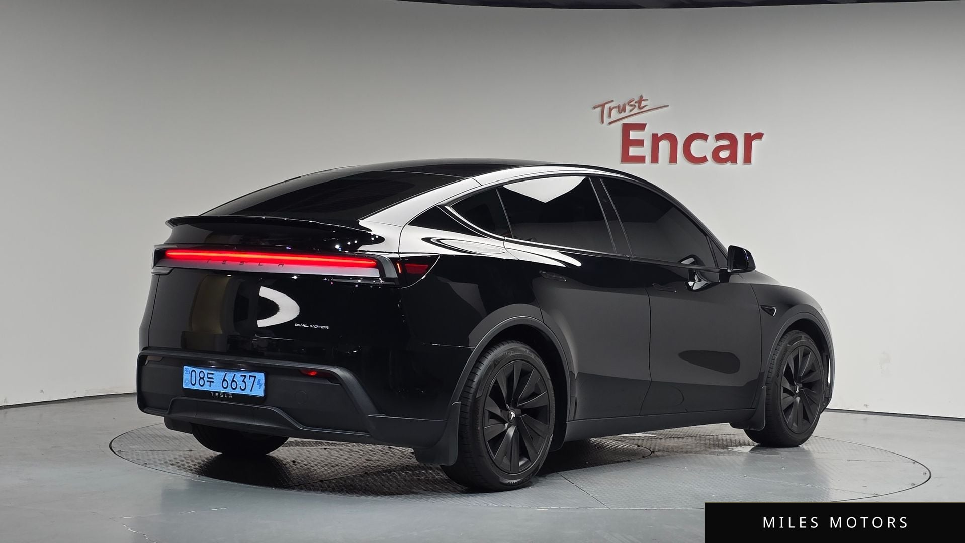 Tesla Model Y 2025 — фото 1 из 12
