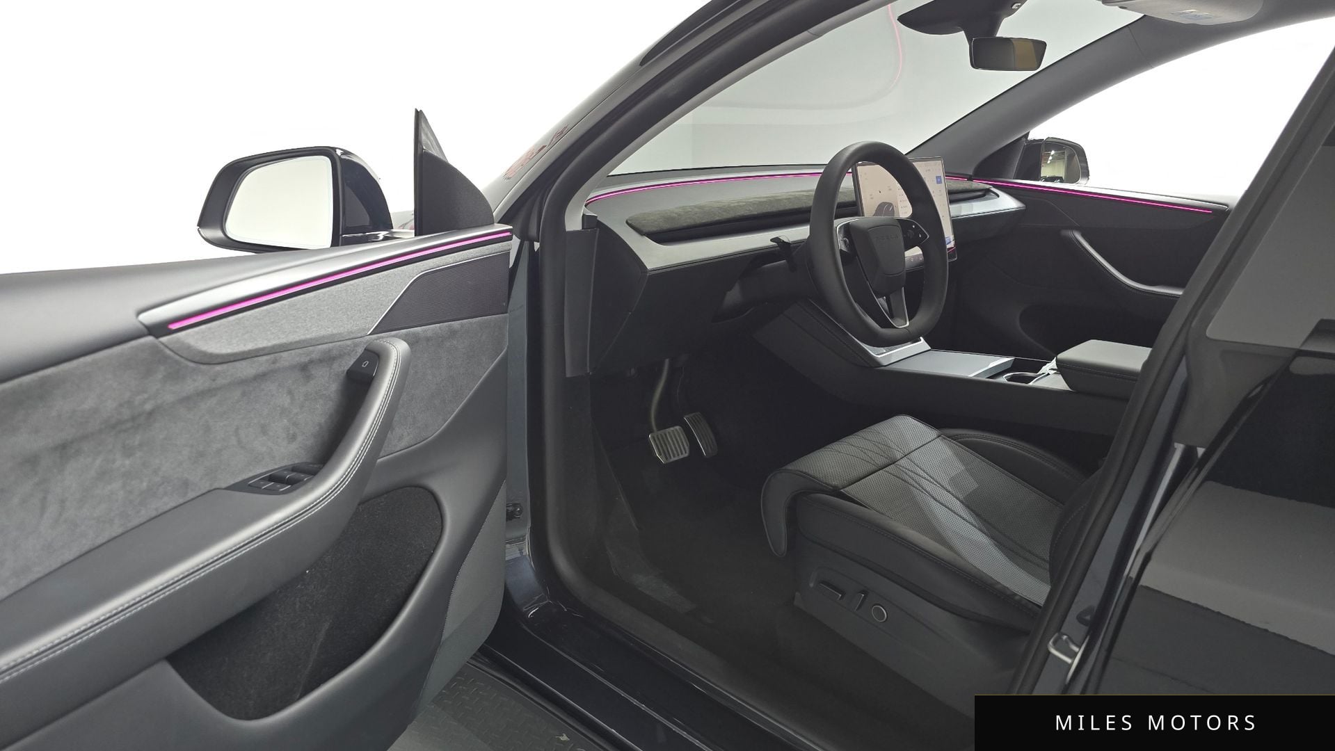 Tesla Model Y 2025 — миниатюра 12