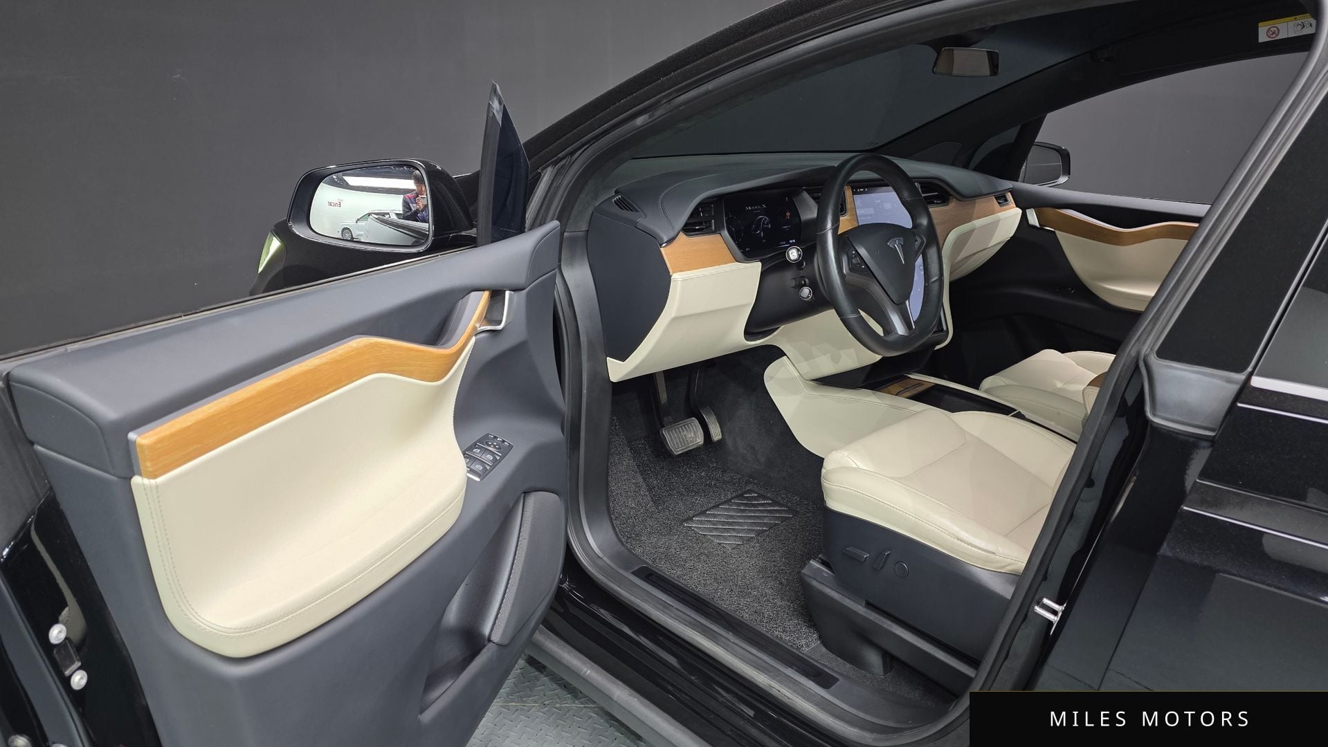 Tesla Model X 2020 — миниатюра 10